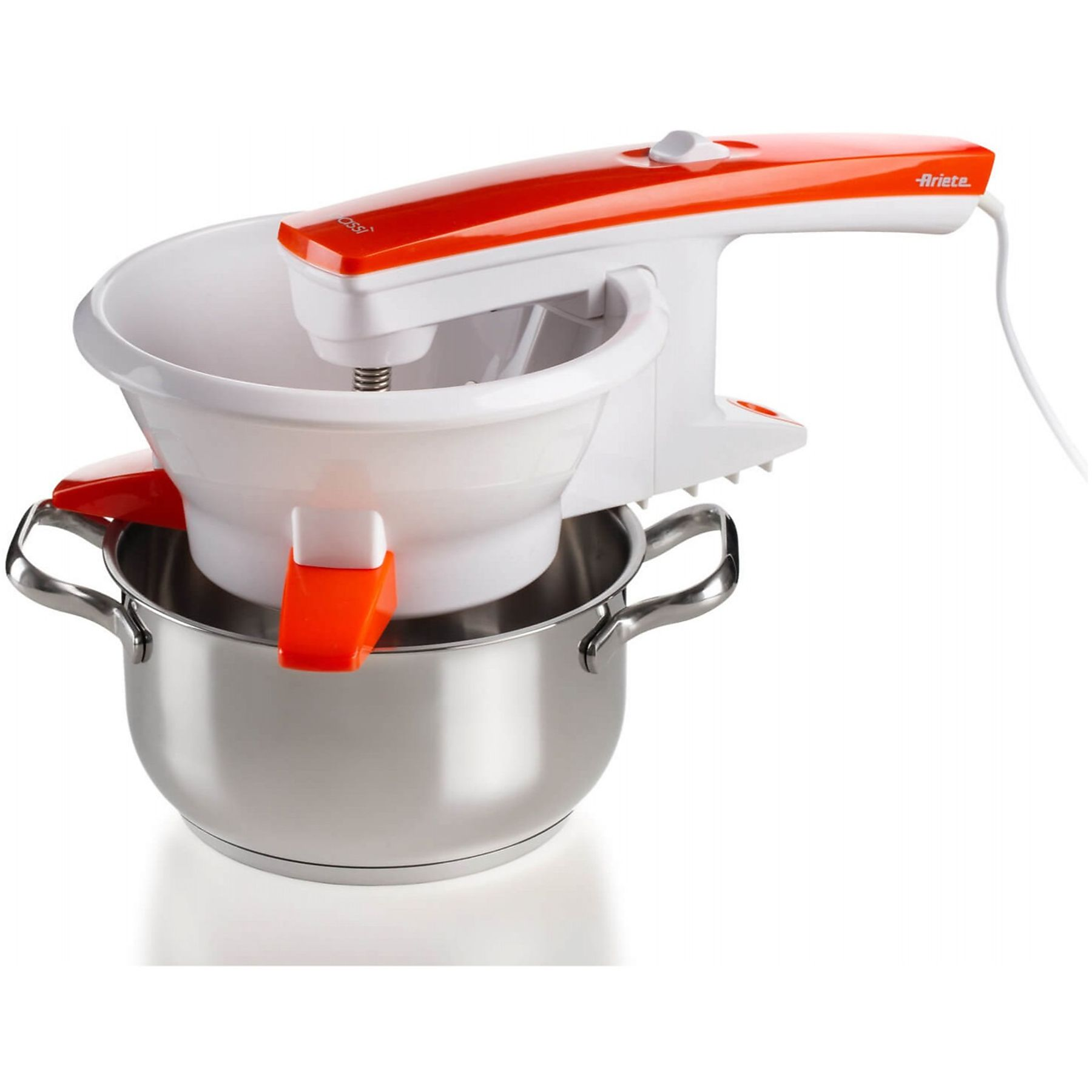 Eine weiße und orangefarbene Küchenmaschine steht über einem silbernen Topf. Die Mühle hat einen Griff. Ein weißes Kabel ist angebracht.