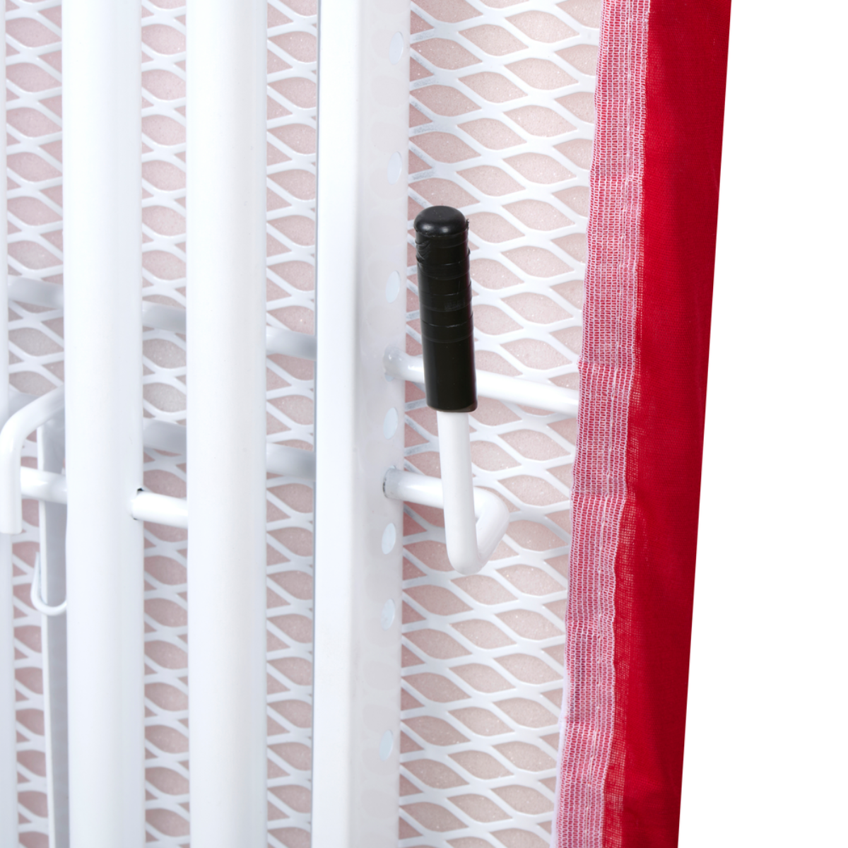 Close-up van een strijkplank. Wit metalen frame met een zwarte handgreep. Rode stoffen rand. Ruitpatroon op de plank.