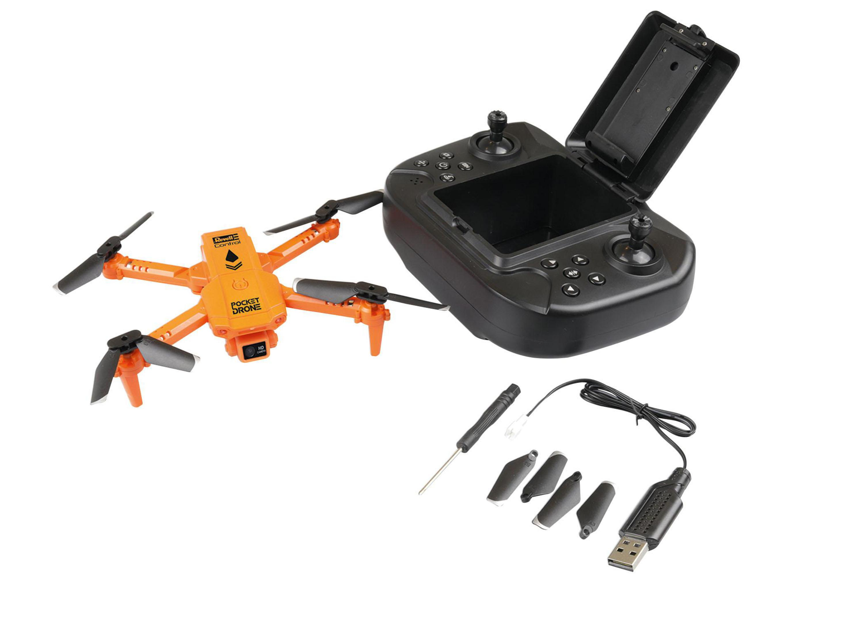 Eine orangefarbene und schwarze Drohne mit Fernbedienung, Ersatzklingen, Schraubendreher und USB-Kabel auf weißem Hintergrund.