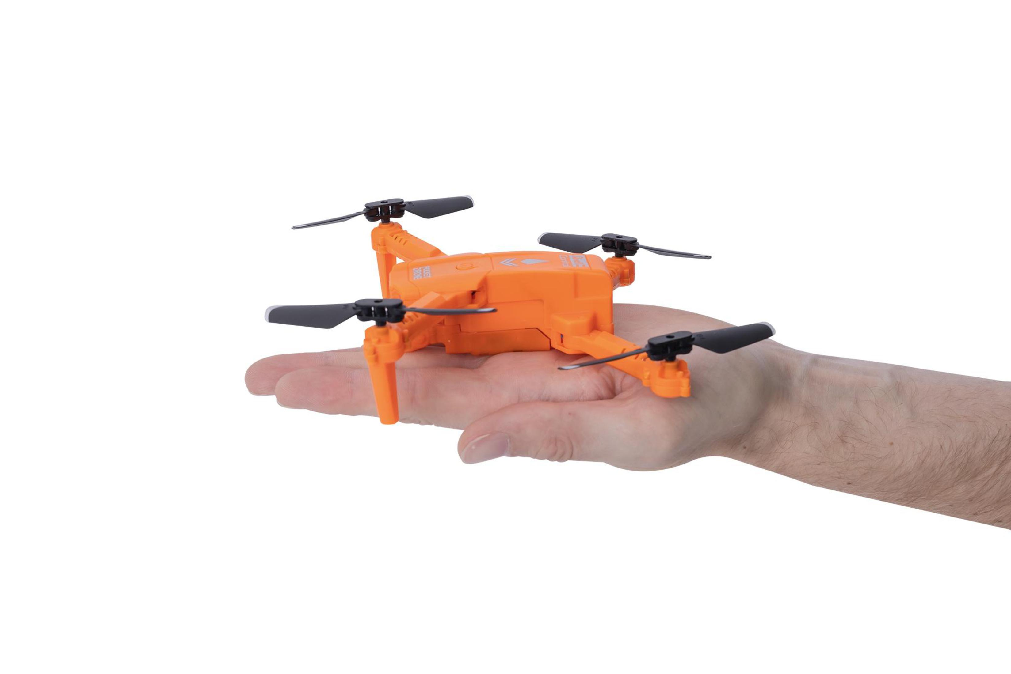 Eine orangefarbene Drohne in einer Hand. Sie hat vier Propeller und ist vor weißem Hintergrund.