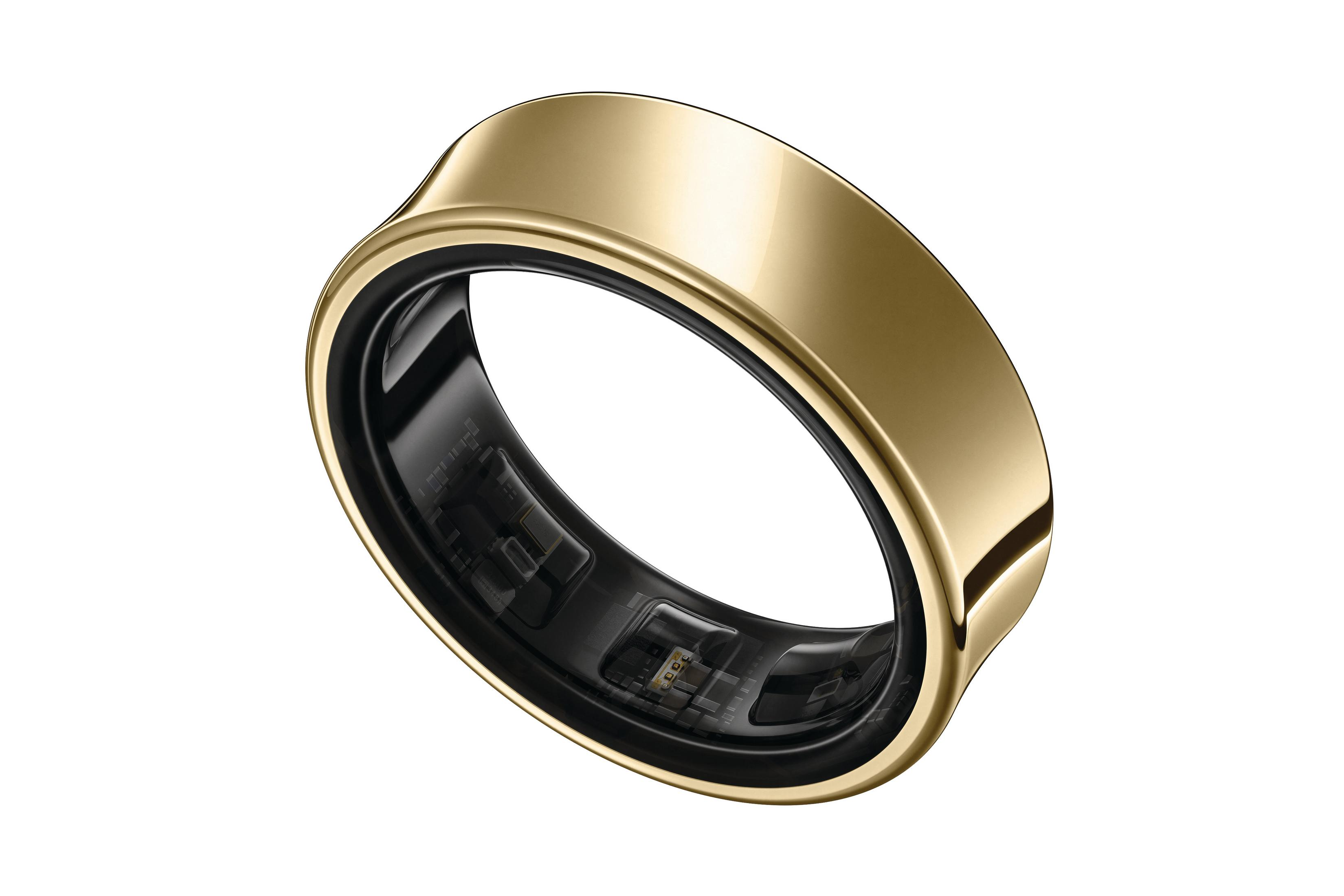 Un anello smart dorato. Ha un anello interno nero e una sezione trasparente con componenti elettronici.