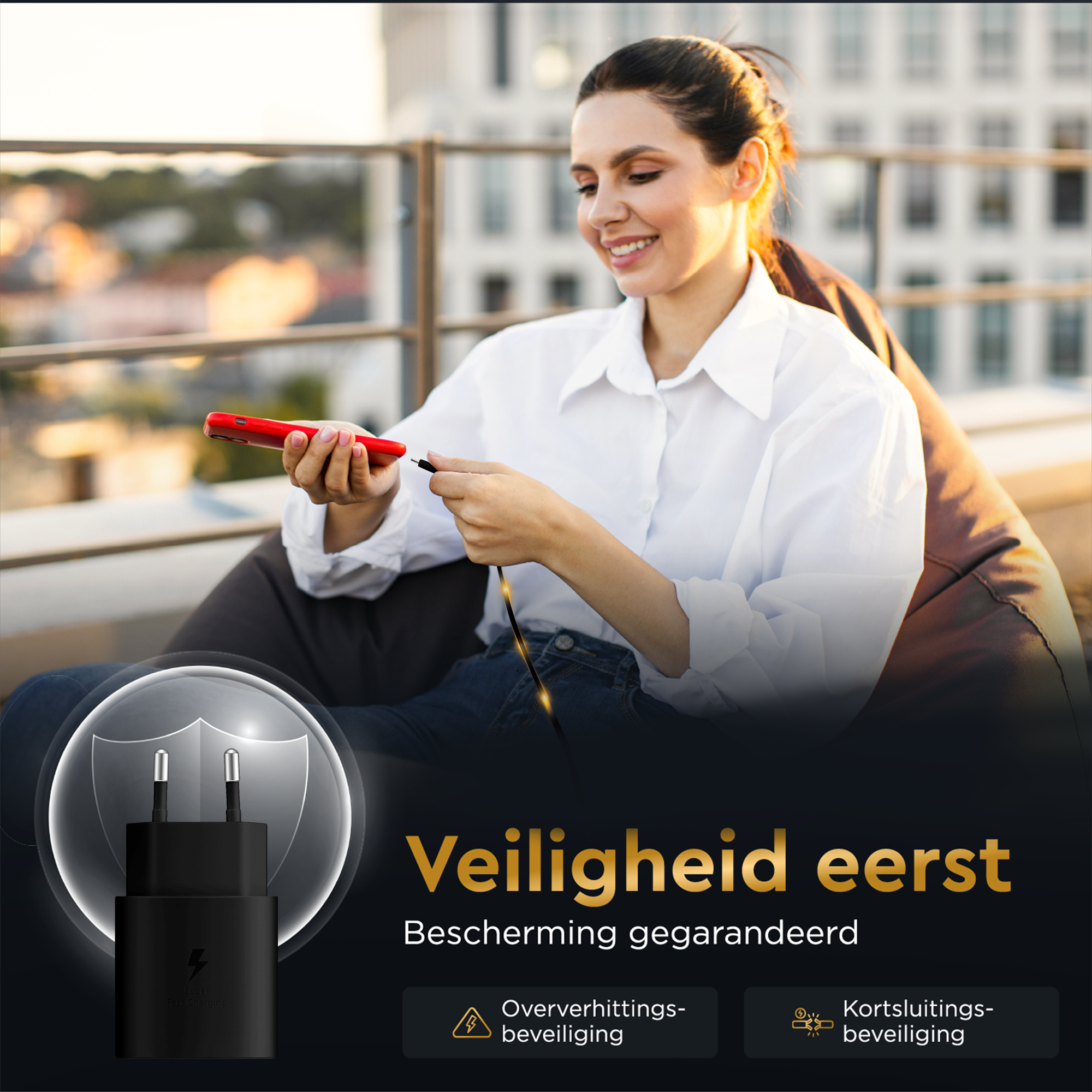 Een vrouw laadt een rode telefoon op een dak. Een oplader staat op de voorgrond, met tekst over veiligheid.