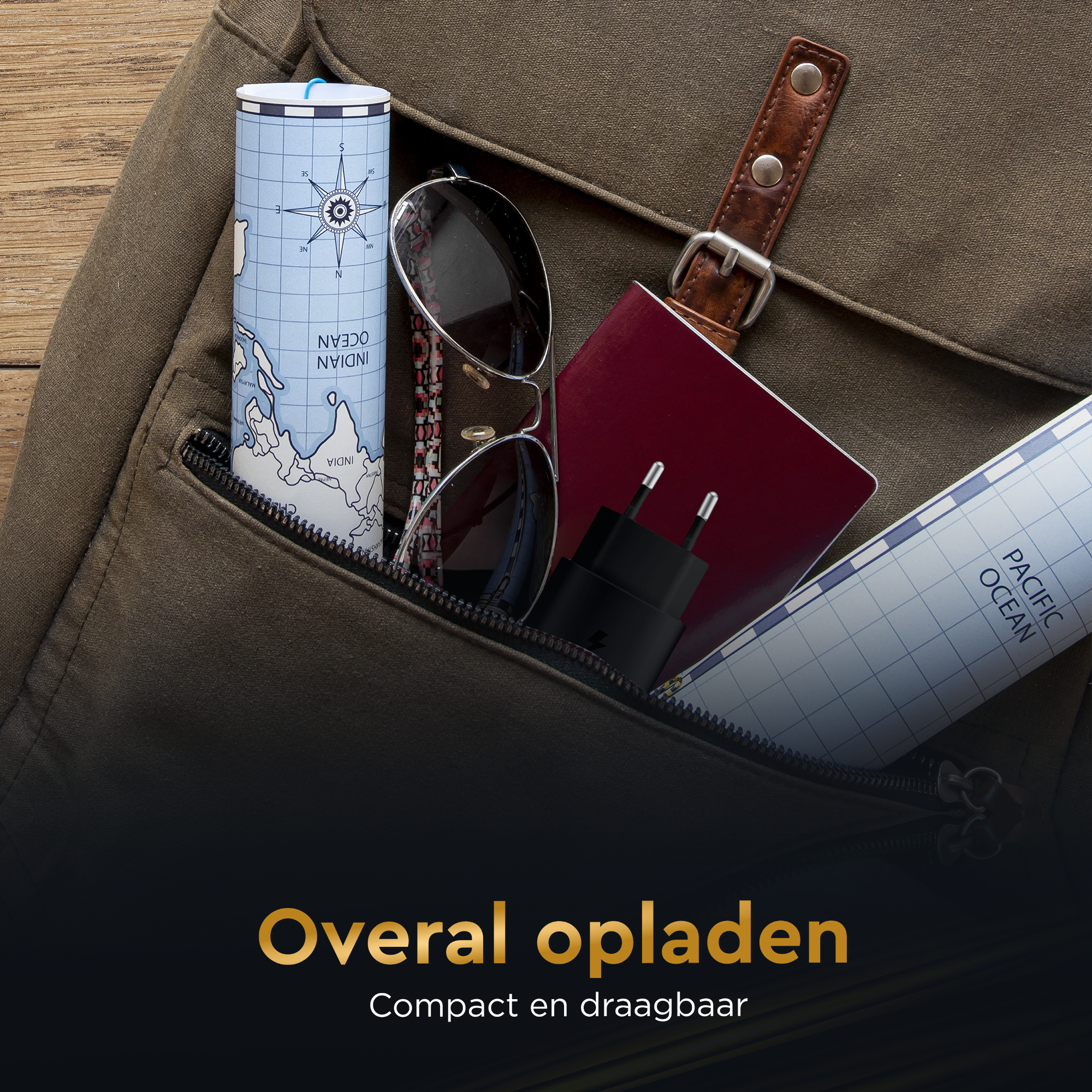 Een tas met kaart, zonnebril, paspoort en oplader. Tekst: 'Overall opladen' en 'Compact en draagbaar'.