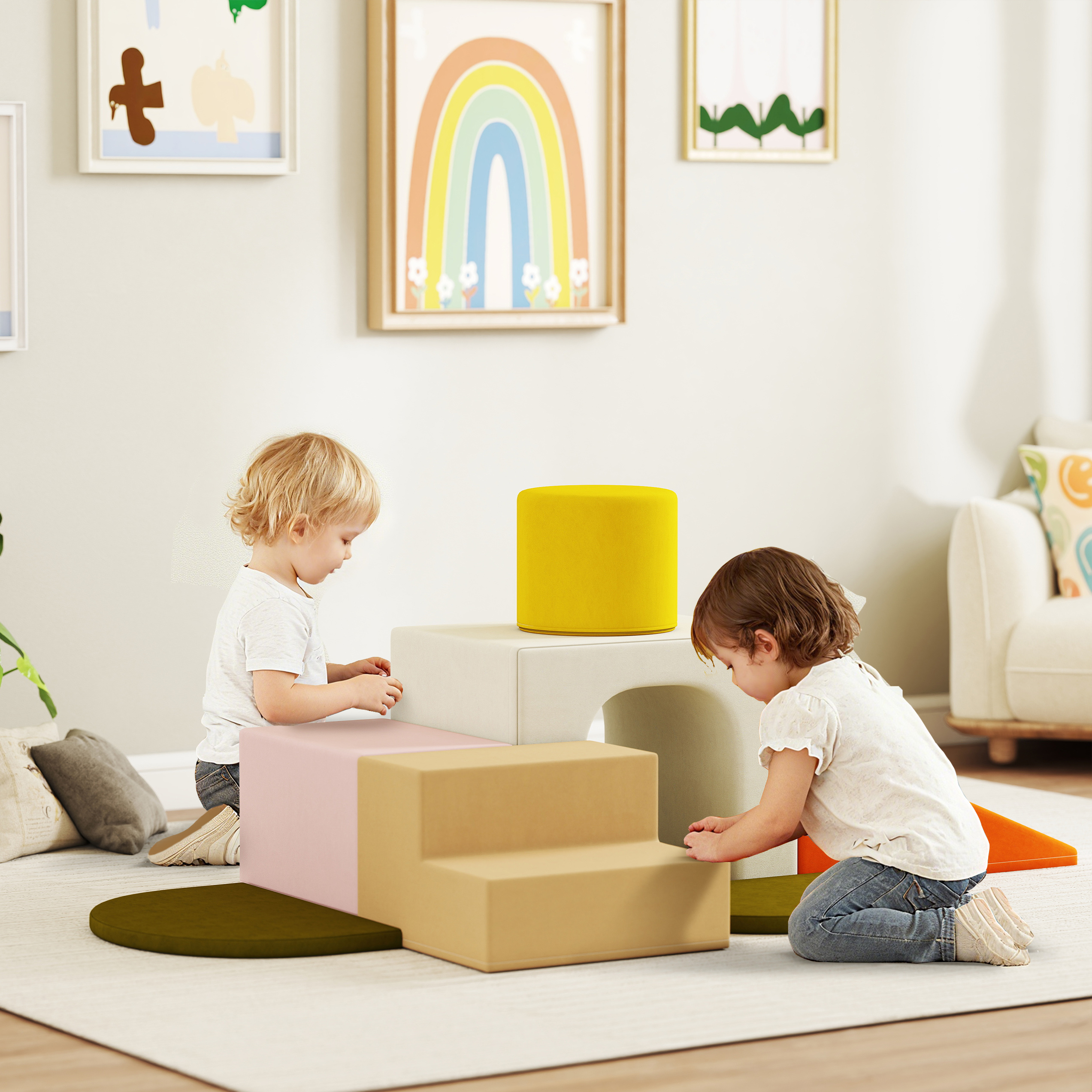 Due bambini giocano con blocchi di schiuma colorati. Opere d'arte arcobaleno e quadri incorniciati sono appesi al muro. Un divano è sullo sfondo.