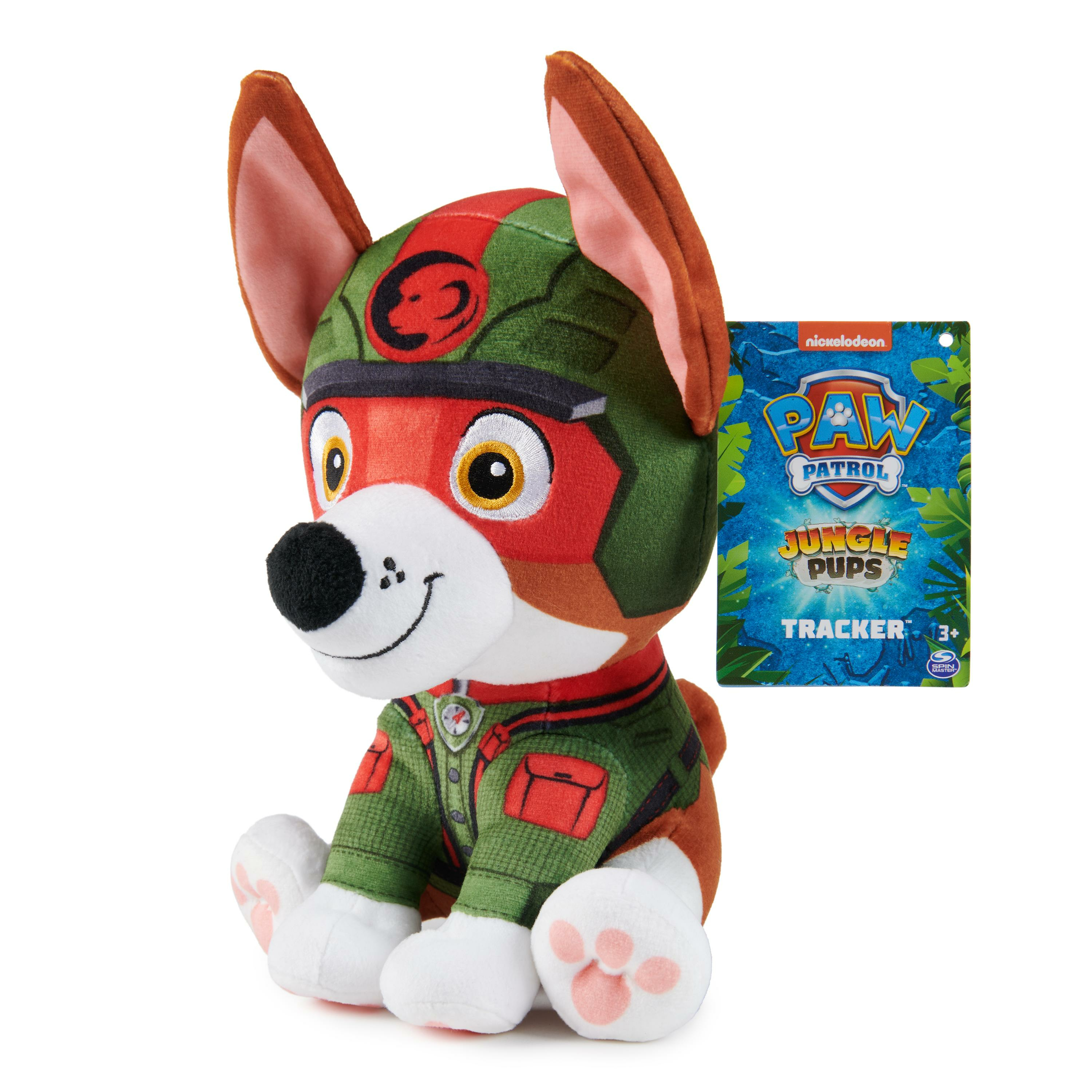 Ein Plüschtier von Tracker aus Paw Patrol. Er trägt ein grünes Outfit mit rotem Helm. Rechts ist ein Anhänger.
