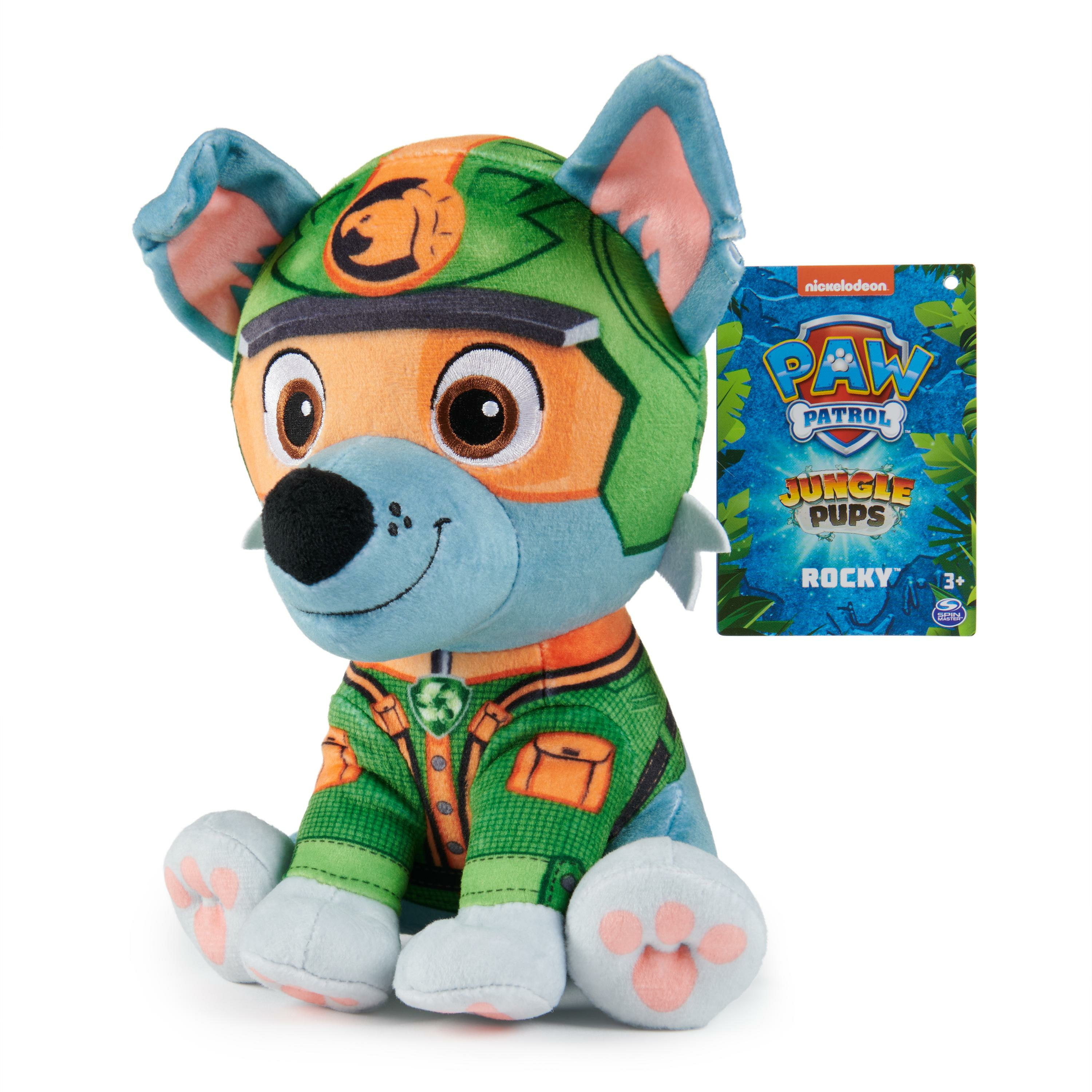 Plüschtier von Rocky von Paw Patrol. Er trägt eine grüne Uniform und einen Hut. Ein Etikett zeigt das Jungle Pups Logo.