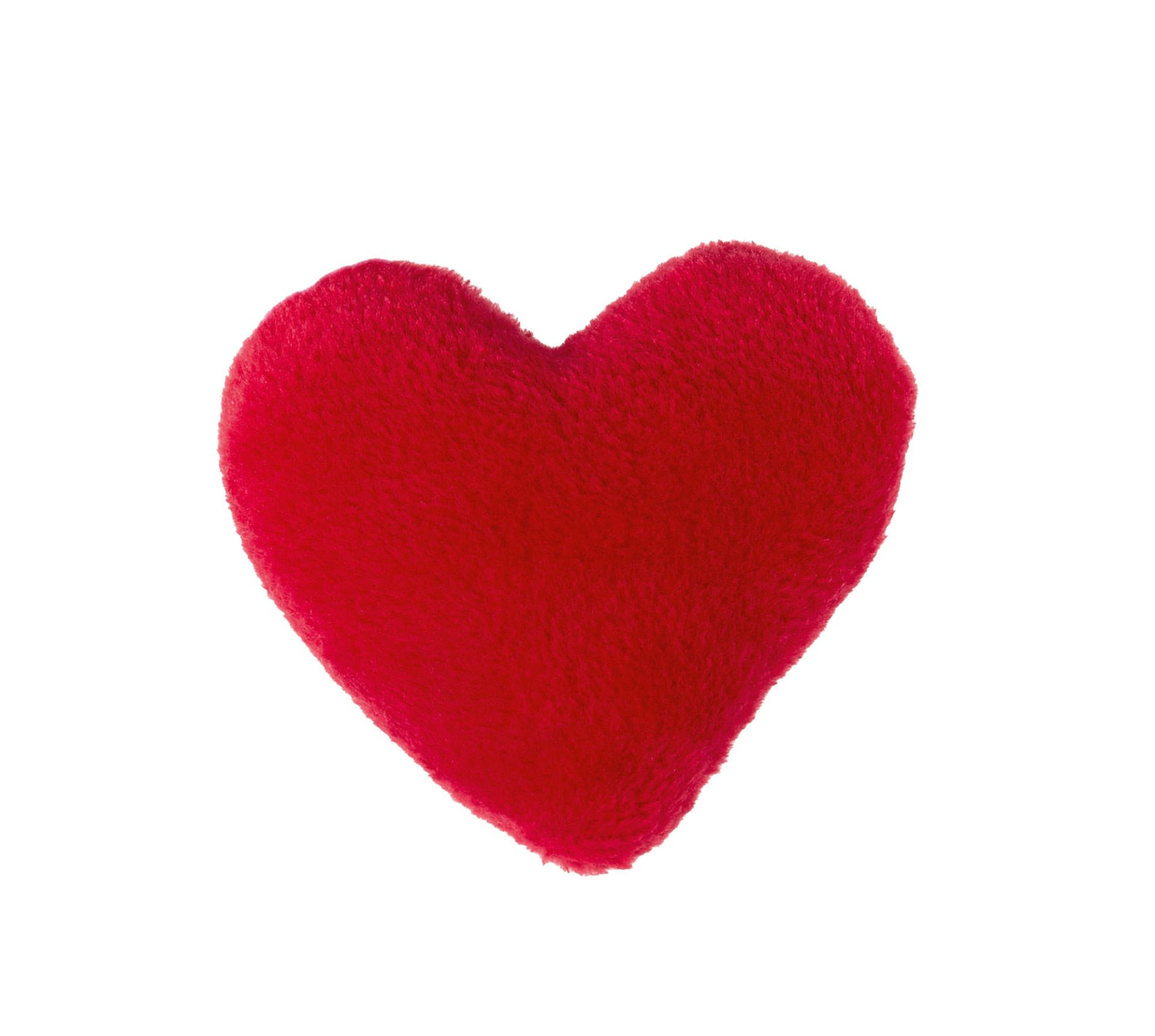 Un cuscino a forma di cuore rosso e soffice su sfondo bianco.