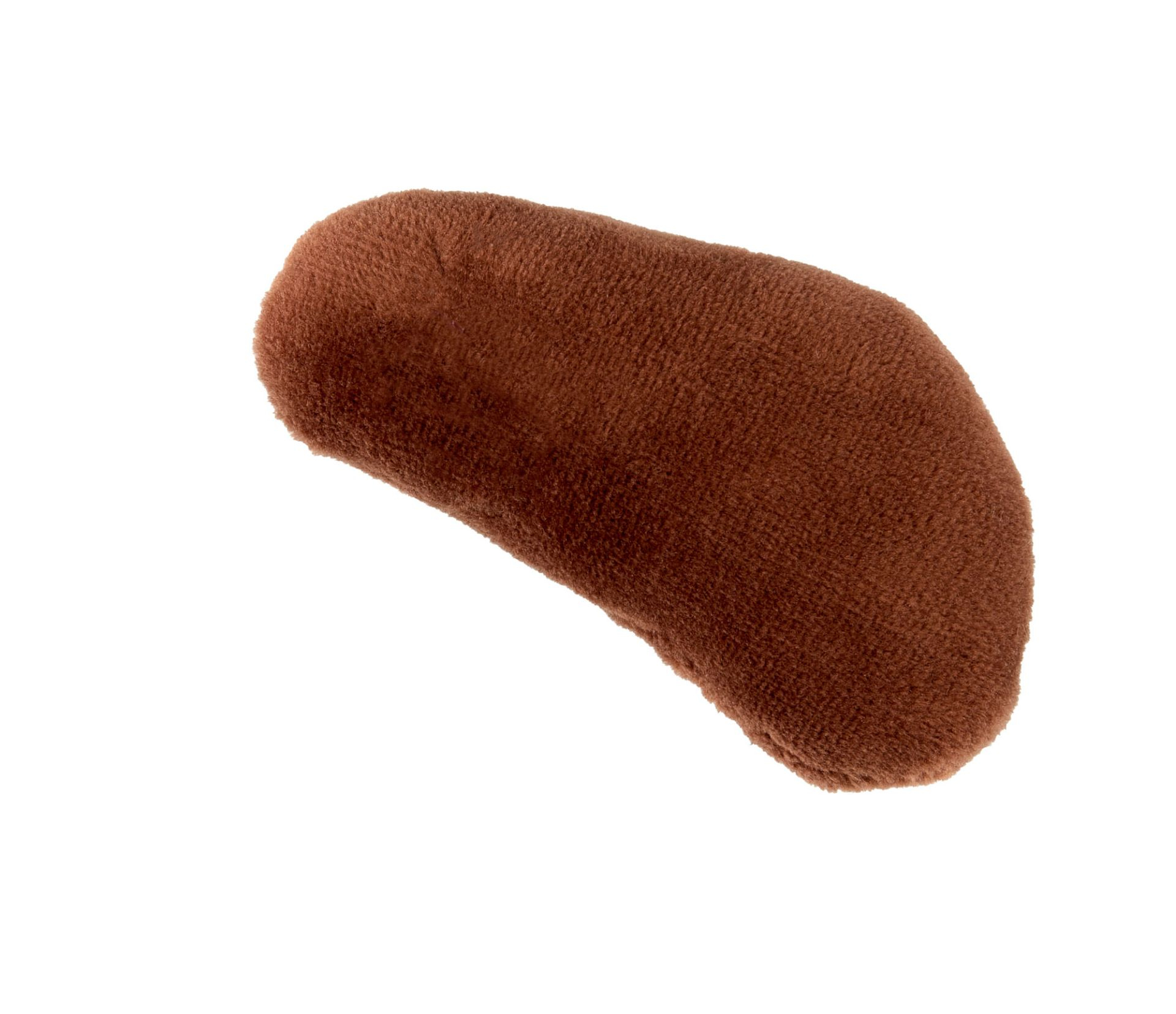 Un oggetto di peluche marrone a forma di fagiolo è isolato su sfondo bianco. Sembra morbido e strutturato.