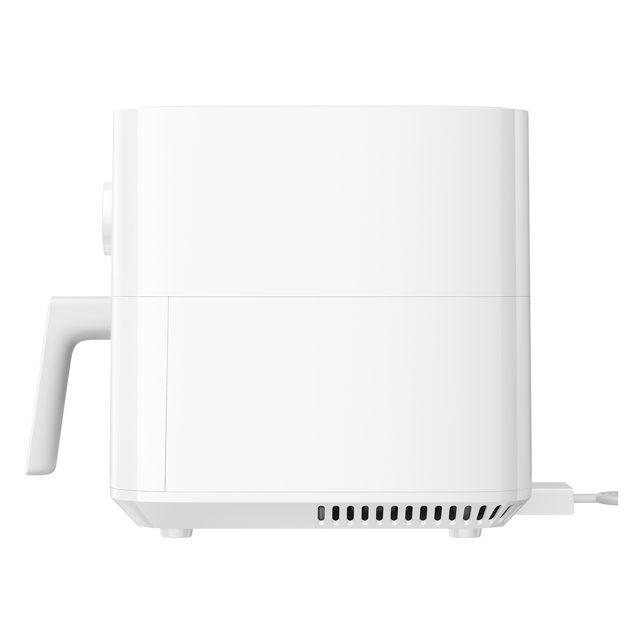 Biała frytkownica powietrzna jest pokazana z boku. Ma uchwyt, otwór wentylacyjny i przewód zasilający. Tło jest białe.