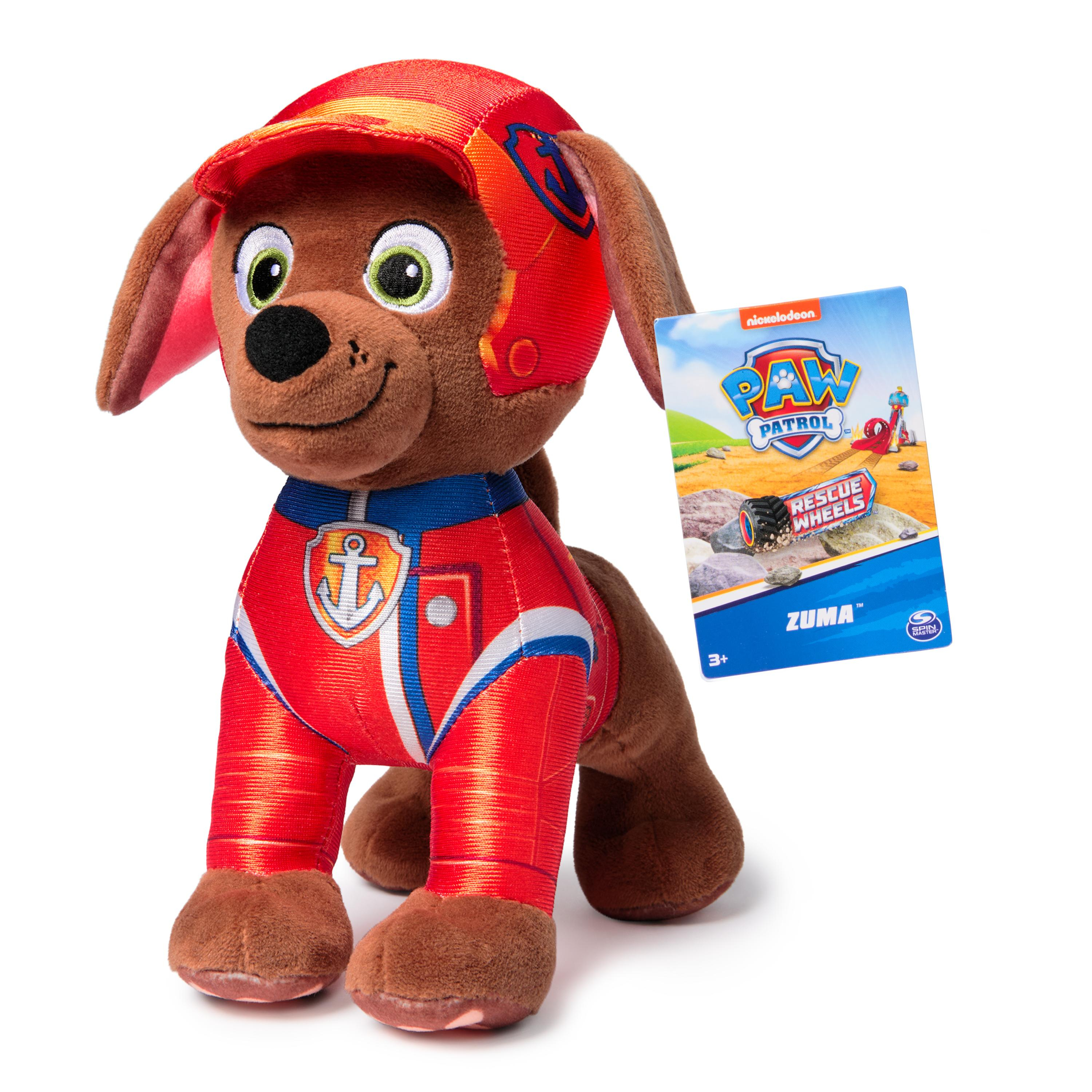 Ein Zuma-Plüschtier von Paw Patrol mit Anhänger. Es trägt ein rotes Outfit und einen Helm. Das Spielzeug ist braun.