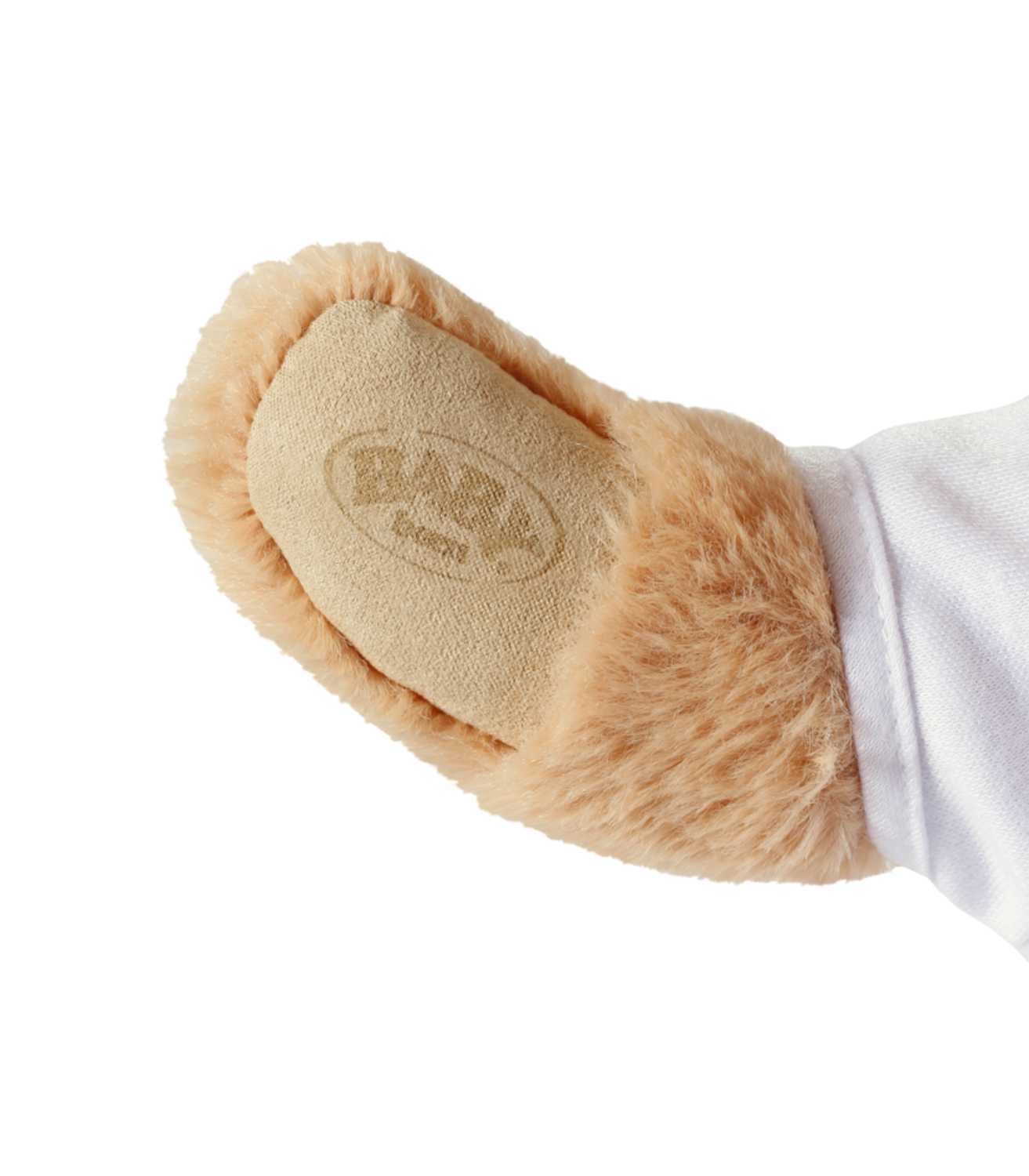 Primer plano de la pata de un oso de peluche. Felpa beige, con suela de tela beige. Se ve tela blanca de la ropa del oso.