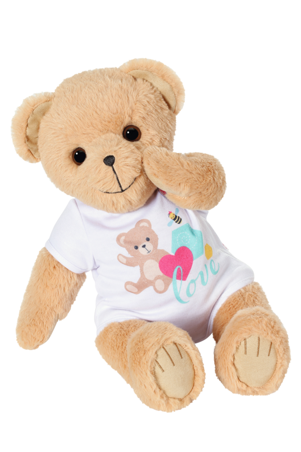 Un oso de peluche marrón claro que lleva una camisa blanca con un oso, un corazón y el texto 'amor'. El oso está sonriendo, sobre un fondo blanco.