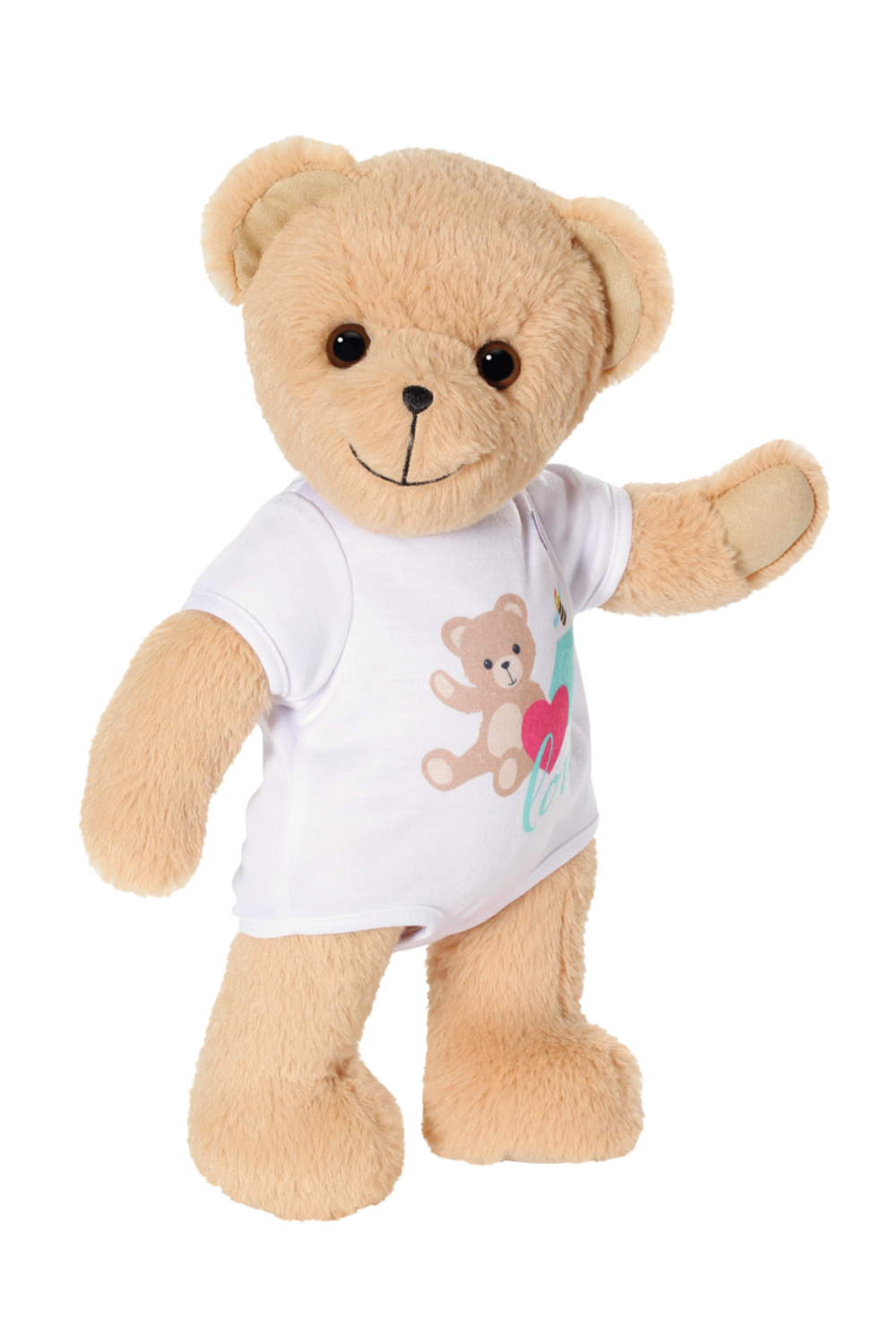 Un oso de peluche beige con una camiseta blanca con un diseño de oso, corazón y 'Love', de pie sobre un fondo blanco.