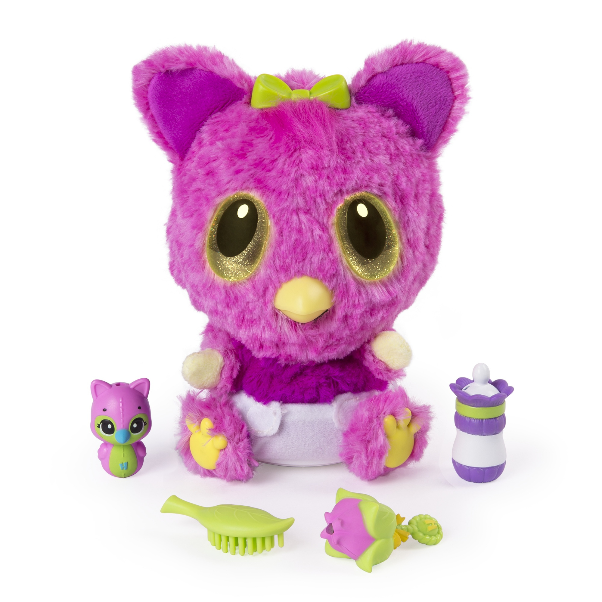 Różowa pluszowa zabawka sowa z akcesoriami: butelka, szczotka, kwiat i mała figurka sowy. Wszystko na białym tle.