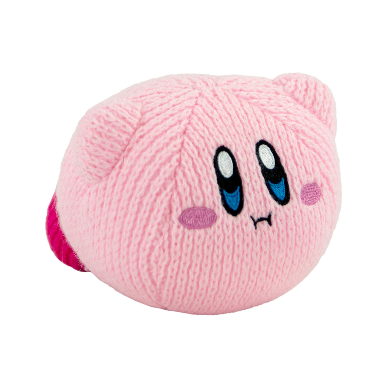 Un peluche di Kirby rosa lavorato a maglia con occhi blu, guance rosa e una bocca piccola. Ha una coda rosa e si trova su uno sfondo bianco.