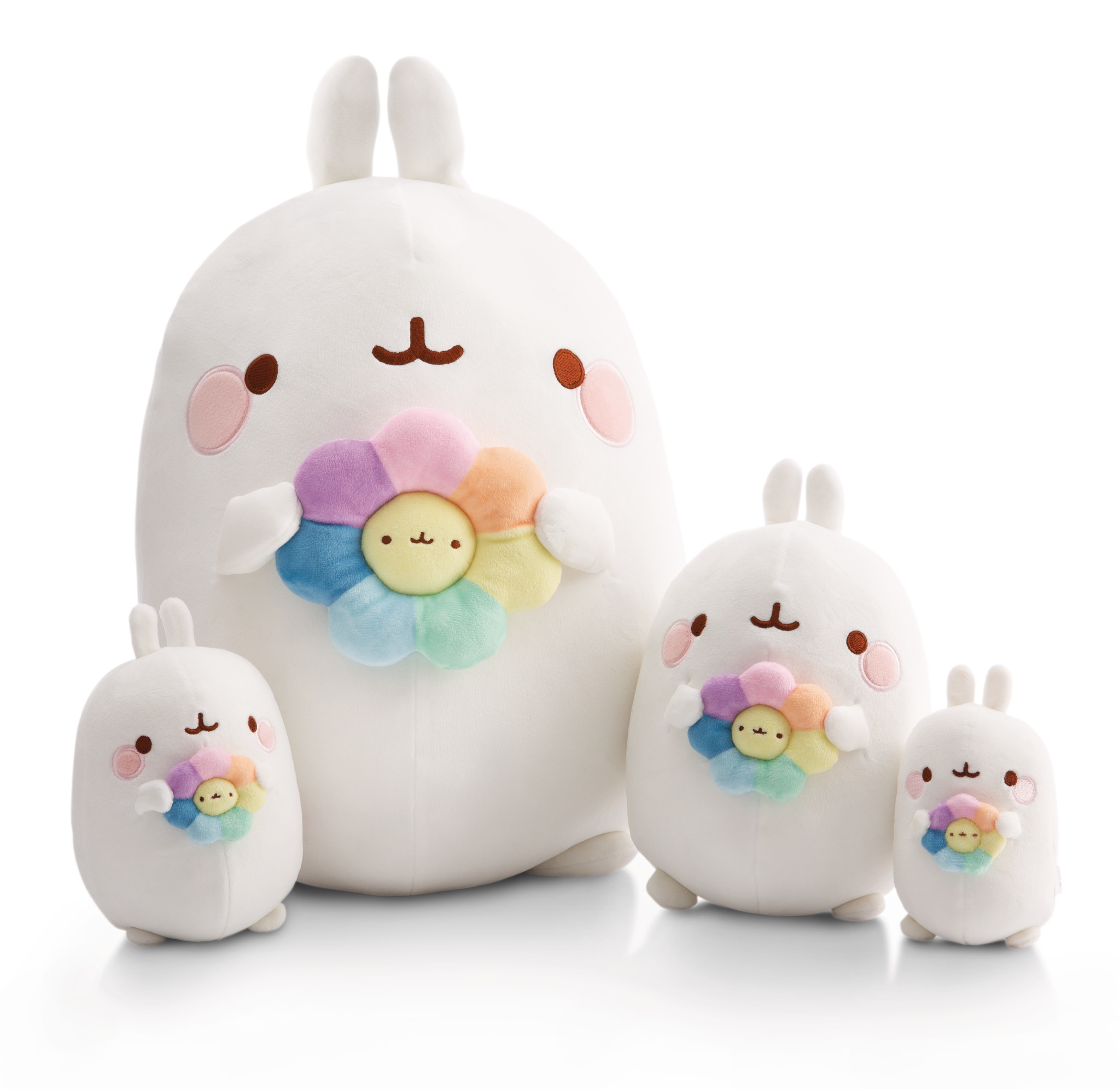 Quattro peluche bianchi a forma di coniglietto di varie dimensioni, ciascuno con un fiore colorato con una faccia sorridente.