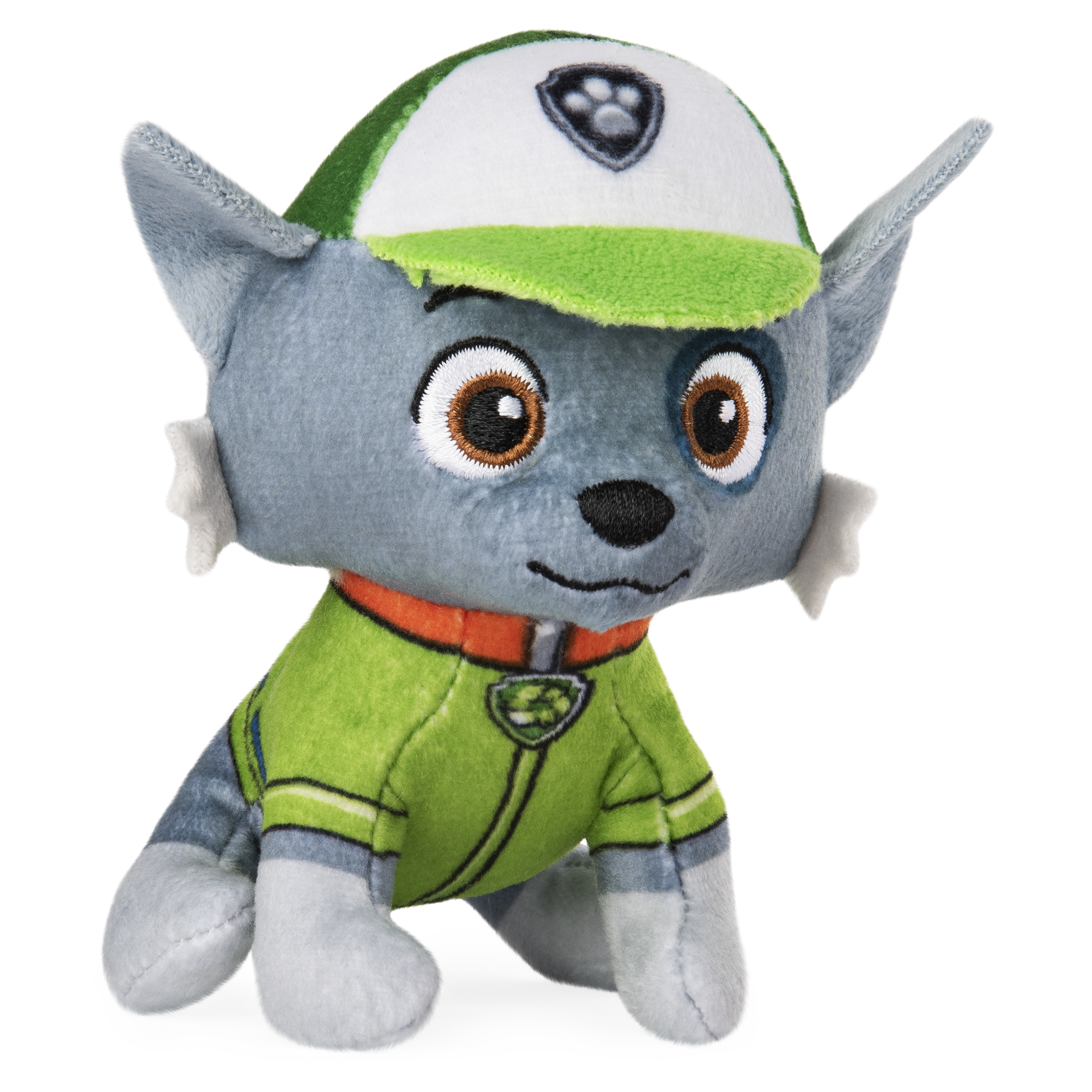 Peluche de un perro gris con gorro y uniforme verde y blanco. El perro tiene ojos marrones y nariz negra.