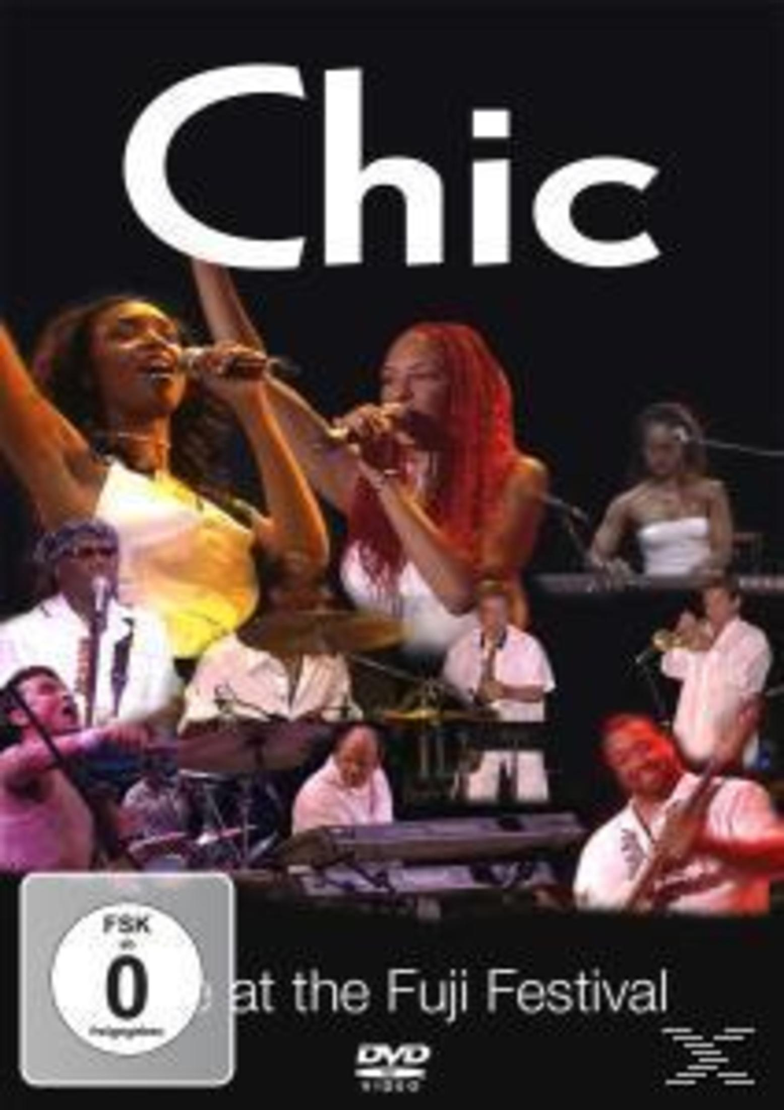 DVD-Cover: Band Chic beim Fuji Festival. Sänger mit Mikros, Bandmitglieder spielen Instrumente. Schwarzer Hintergrund, weißer Text.