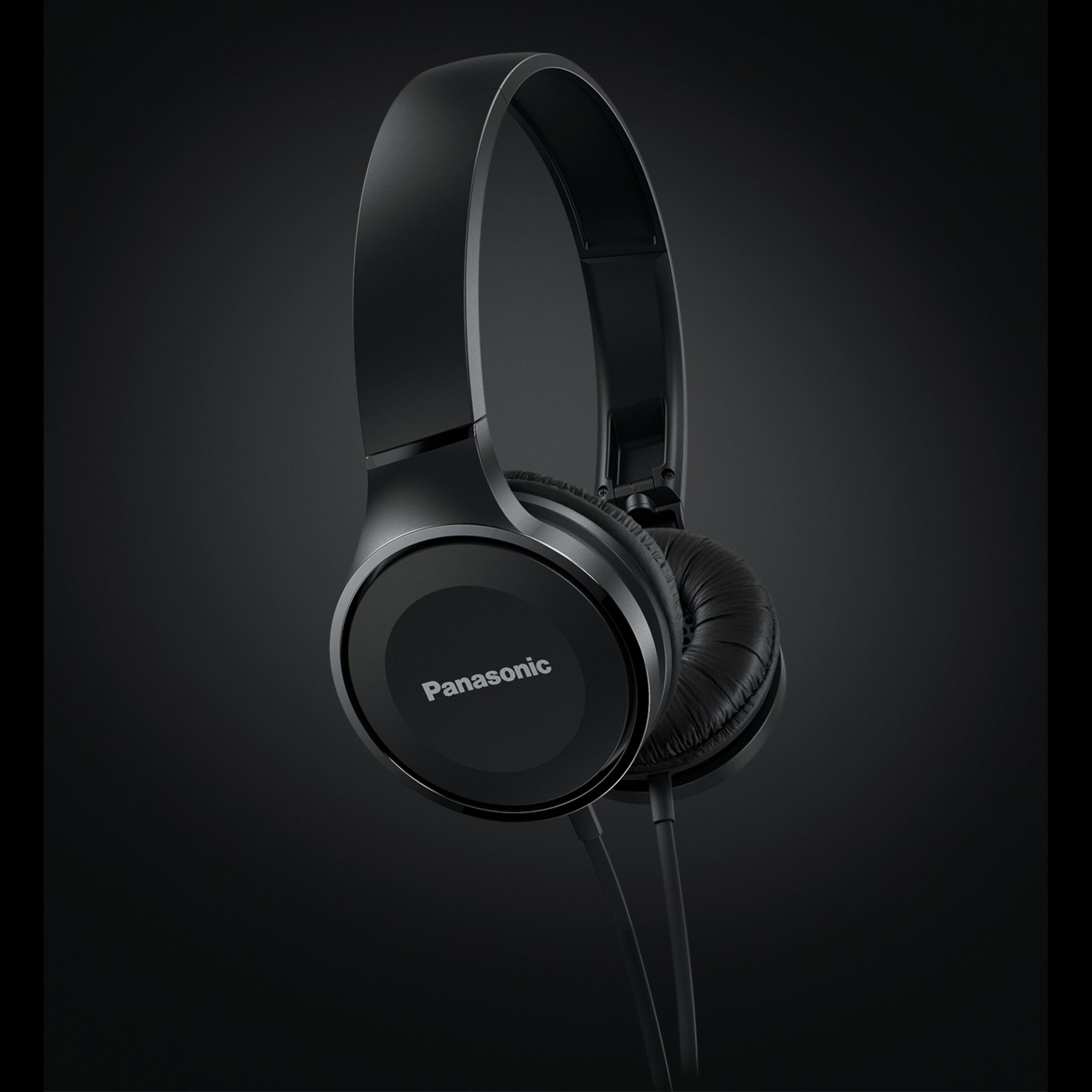 Schwarze Panasonic-Kopfhörer auf dunklem Hintergrund. Die Kopfhörer sind zentriert und zeigen Ohrmuscheln und Kopfbügel.