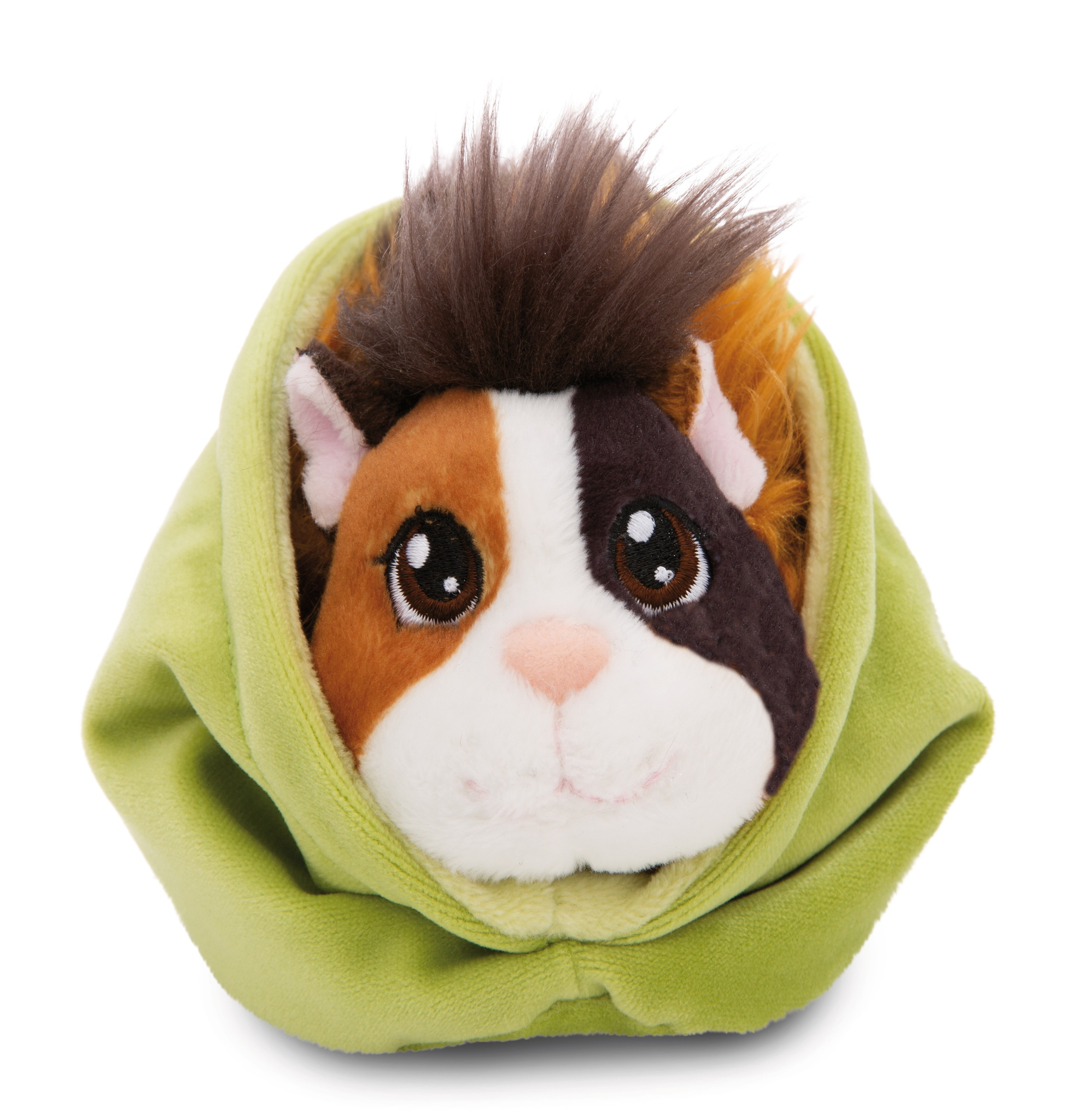 Ein Stofftier-Meerschweinchen mit braunem, weißem und orangefarbenem Fell, in einer grünen Kapuzenjacke, auf weißem Hintergrund.
