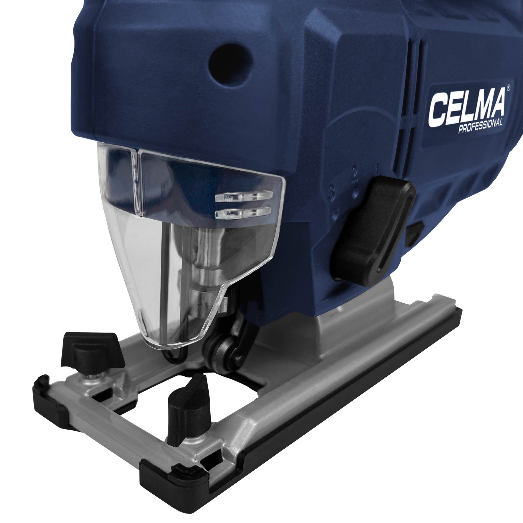 Ciemnoniebieska wyrzynarka z przezroczystą plastikową osłoną. Widoczna jest marka CELMA. Czarne pokrętła i srebrna podstawa są również widoczne.
