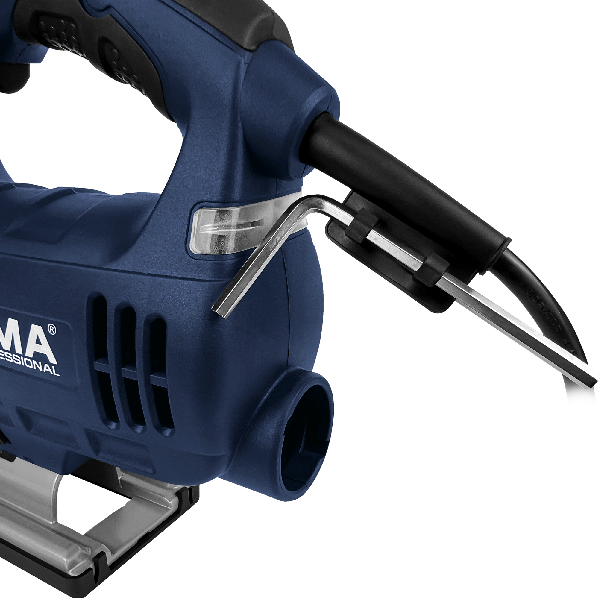 Zbliżenie niebieskiej wyrzynarki z czarnym uchwytem oraz srebrnym ostrzem i kluczem. Widoczny kabel zasilający.