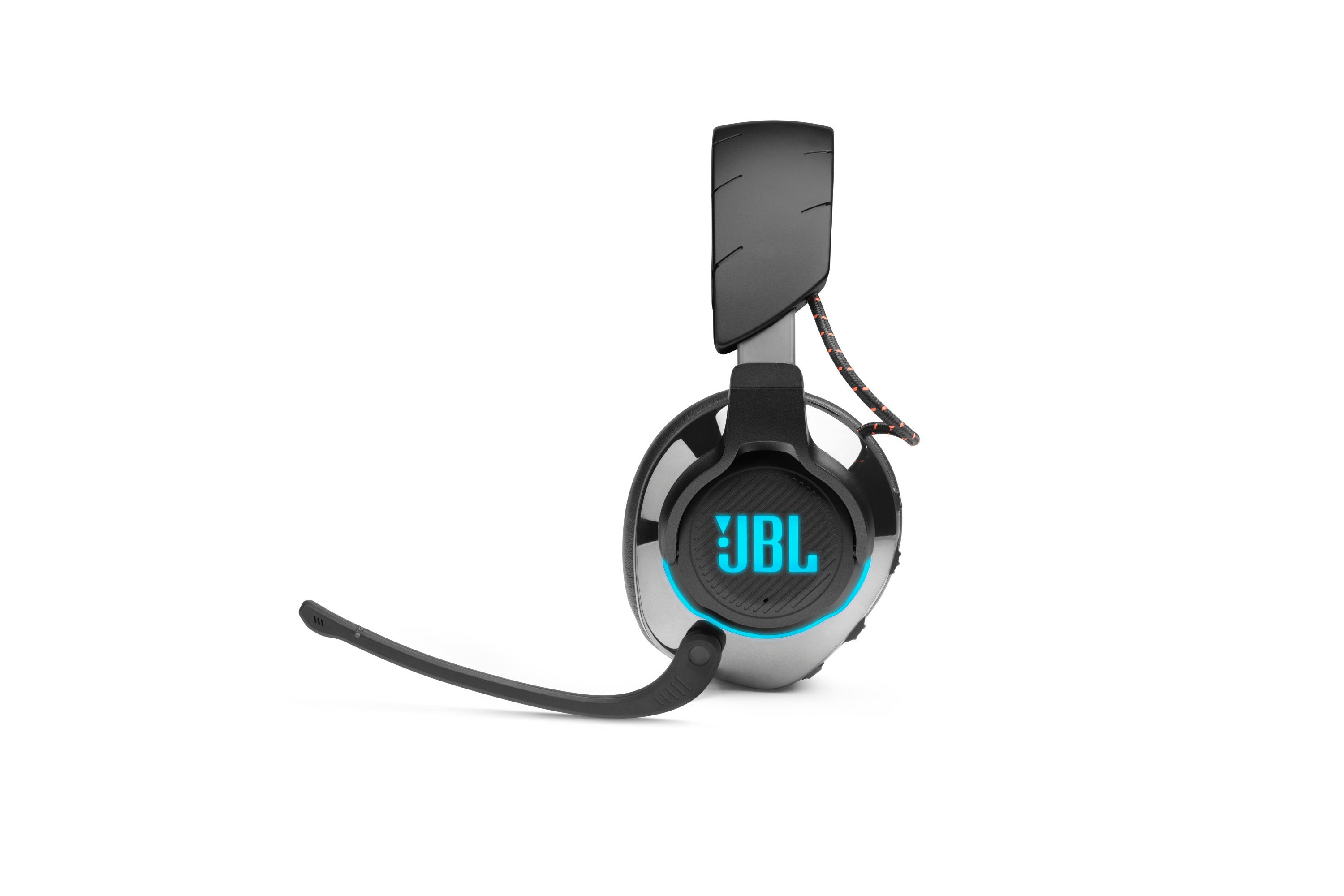 Zestaw słuchawkowy dla graczy JBL, czarny i srebrny, z mikrofonem. Logo JBL podświetlone na niebiesko.