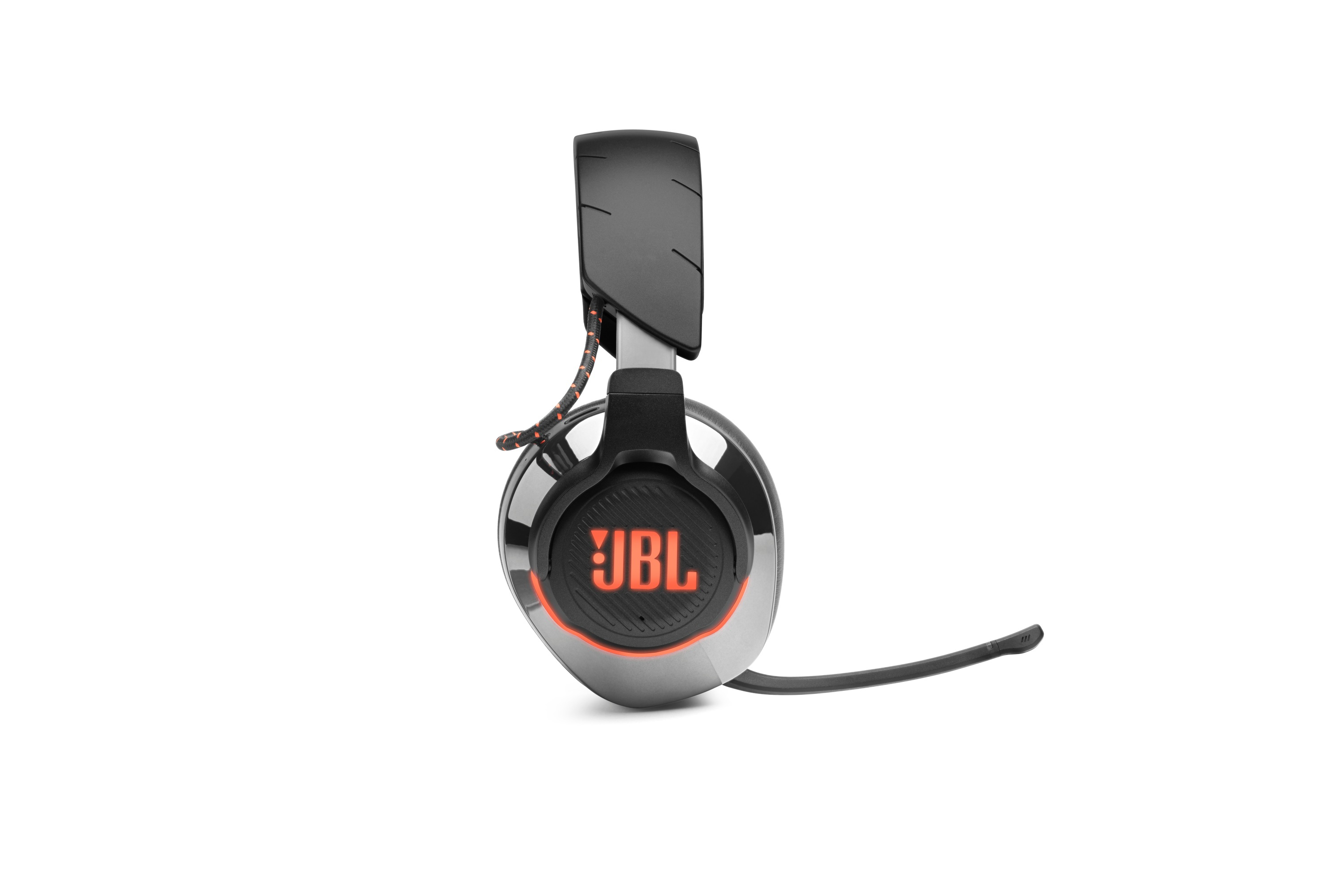 Zestaw słuchawkowy do gier JBL. Jest czarny i srebrny z pomarańczowymi akcentami. Ma mikrofon.