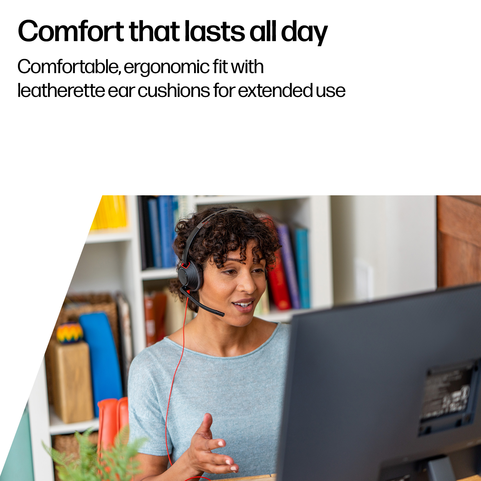 Kobieta w słuchawkach patrzy na ekran komputera. Jest w pokoju z regałami.