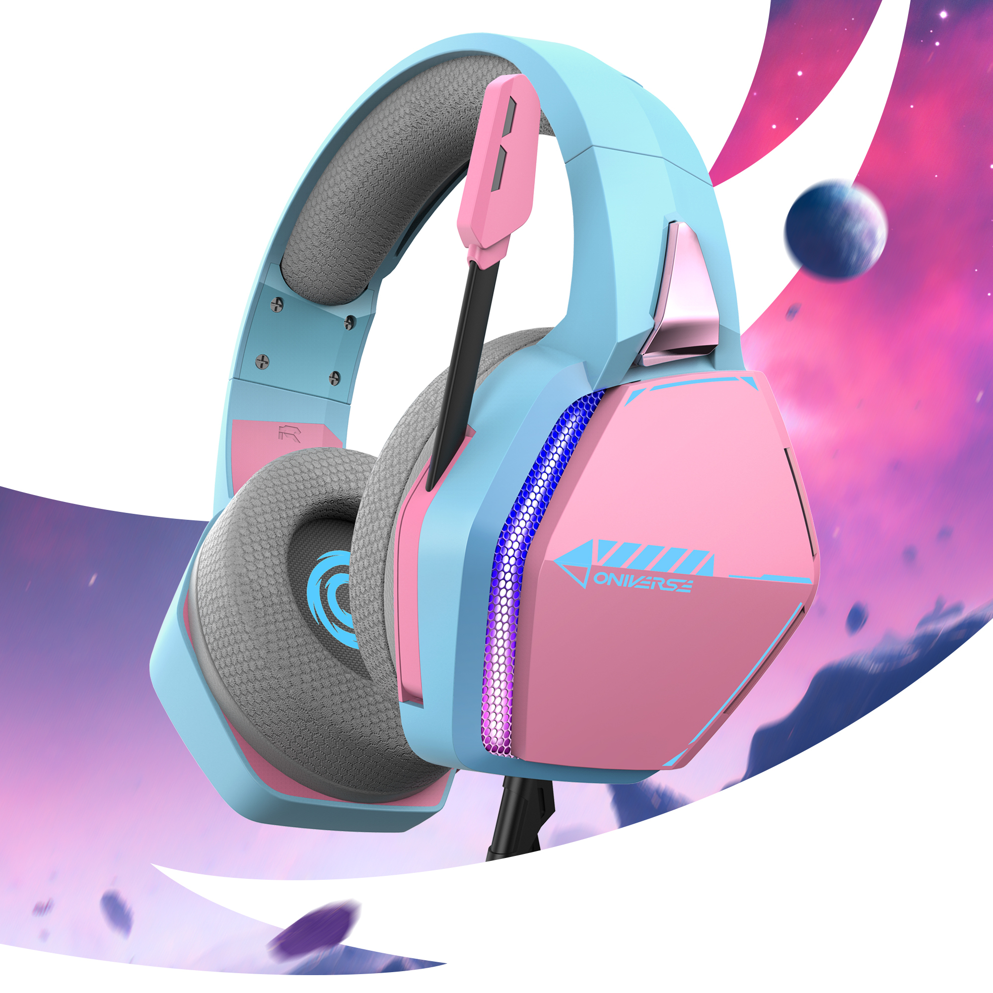 Een gaming headset, roze en lichtblauw, met een microfoon. De achtergrond is een fantasie scène met planeten en een paarse lucht.