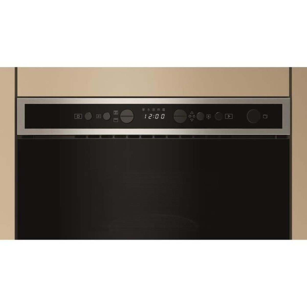 Primer plano de un horno empotrado. El panel de control muestra la hora 12:00. Debajo, una puerta de horno negra y armarios beige.