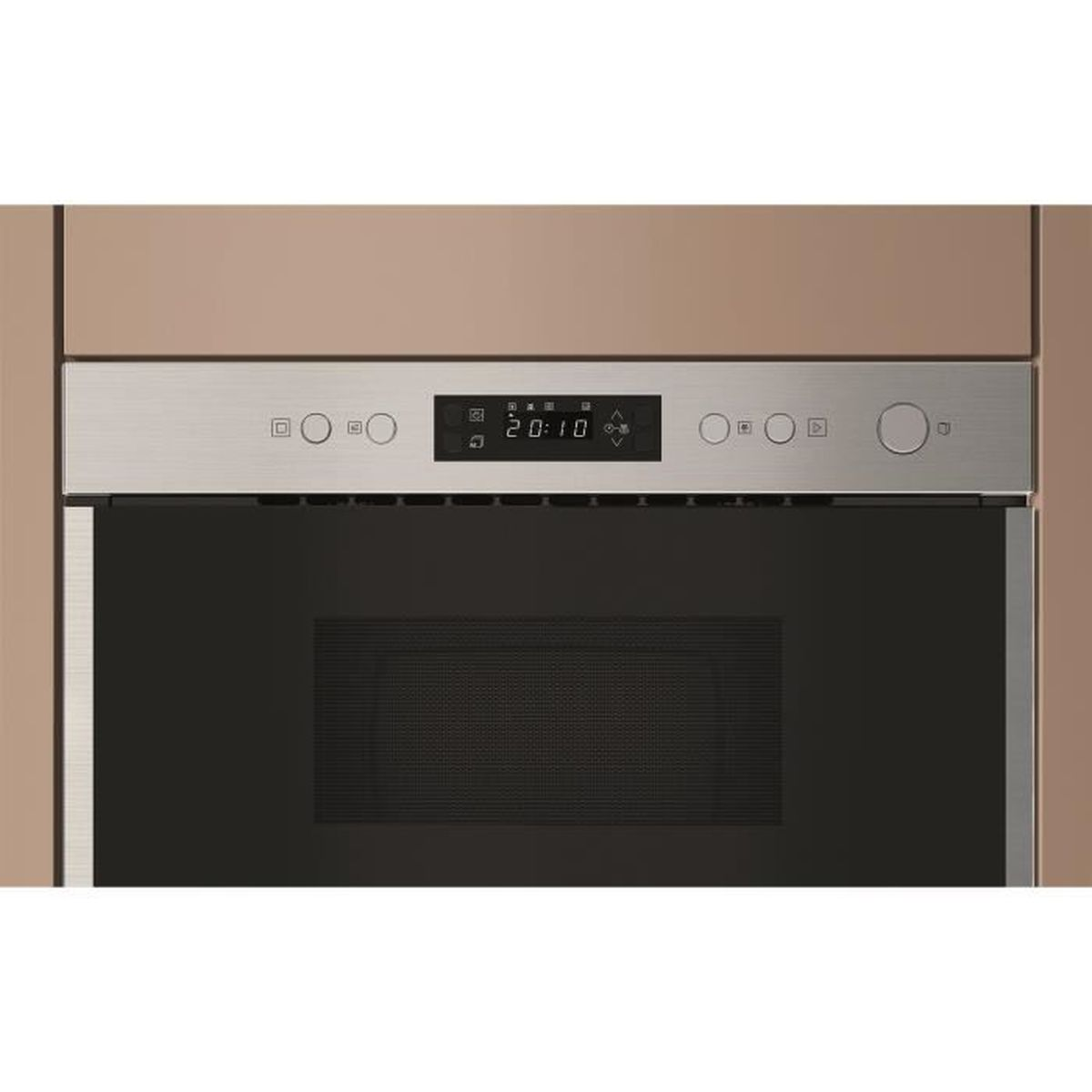 Un forno a incasso con orologio digitale che mostra 20:10. Pannello in acciaio inox sopra una porta nera del forno, in mobile marrone.