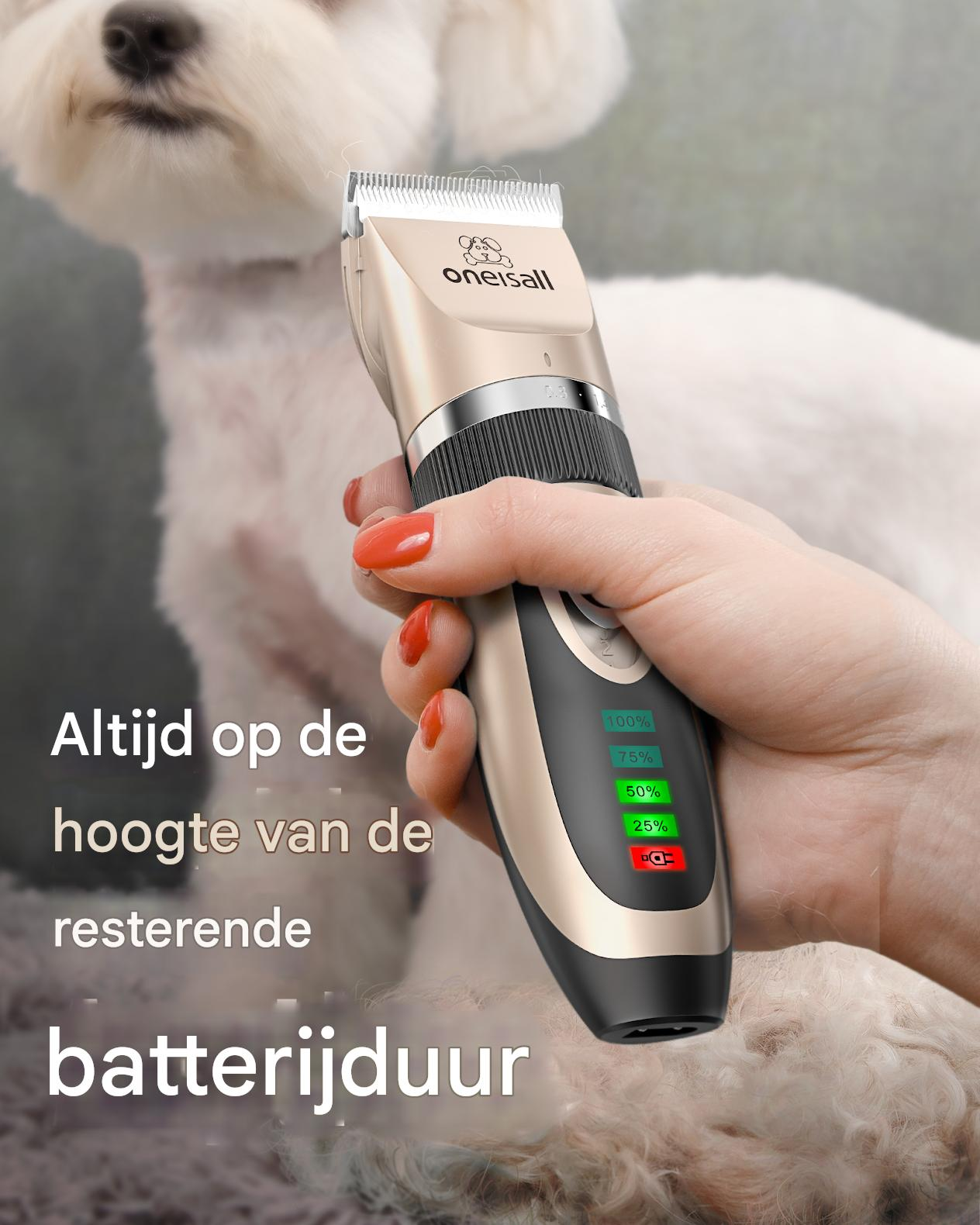 Ręka trzyma złotą i czarną maszynkę do strzyżenia zwierząt z wskaźnikiem baterii. Biały pies jest na rozmytym tle. Czerwony lakier do paznokci.