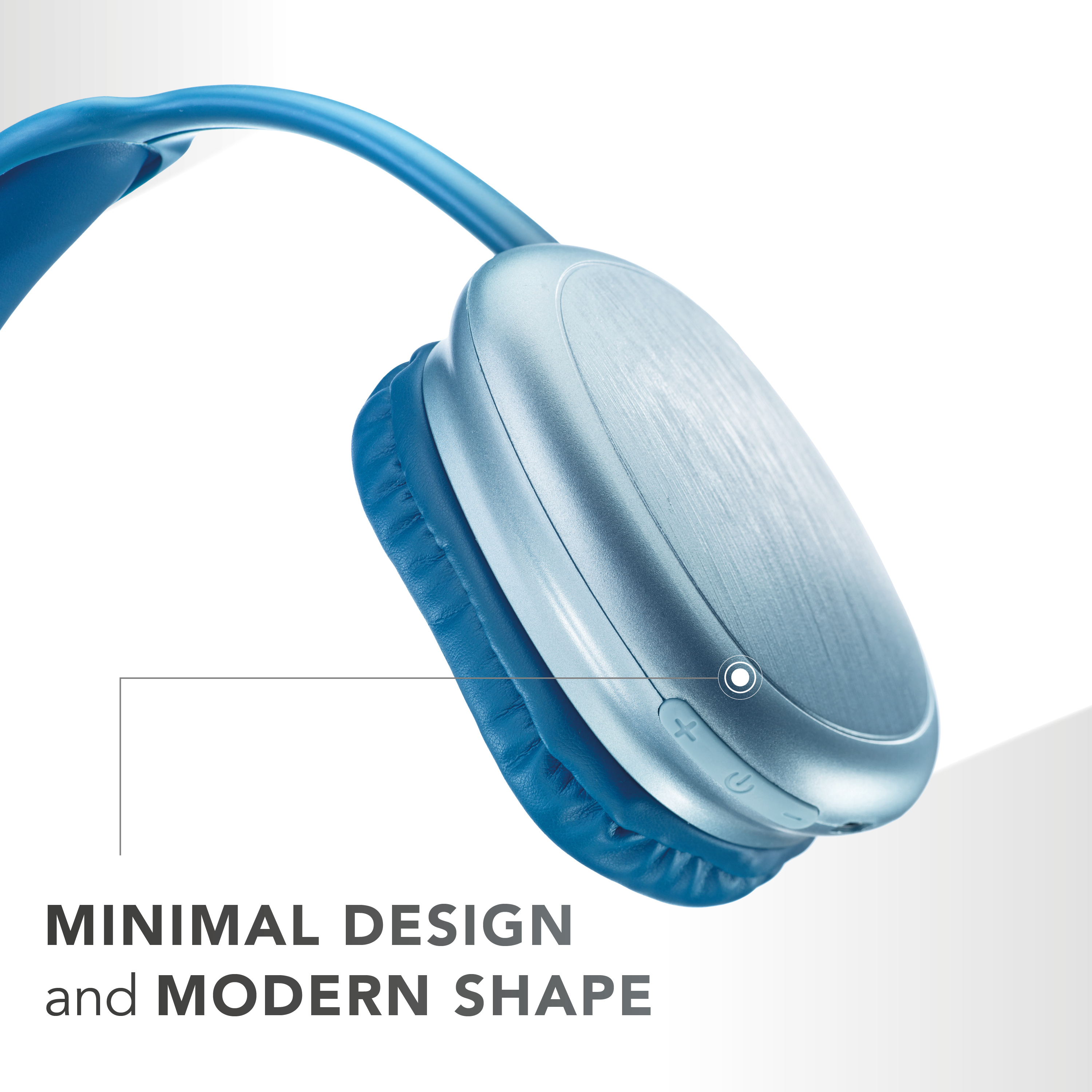 Blauwe en zilveren koptelefoon. Minimaal design en moderne vorm, met volume- en aan/uit-knoppen. Witte achtergrond.