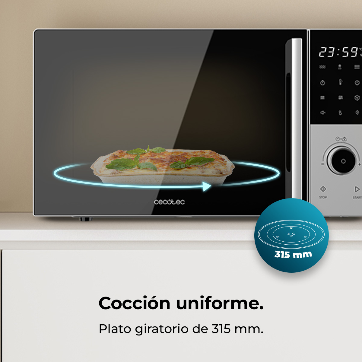 Microondas con plato giratorio. Se ve un reloj digital y un panel de control.