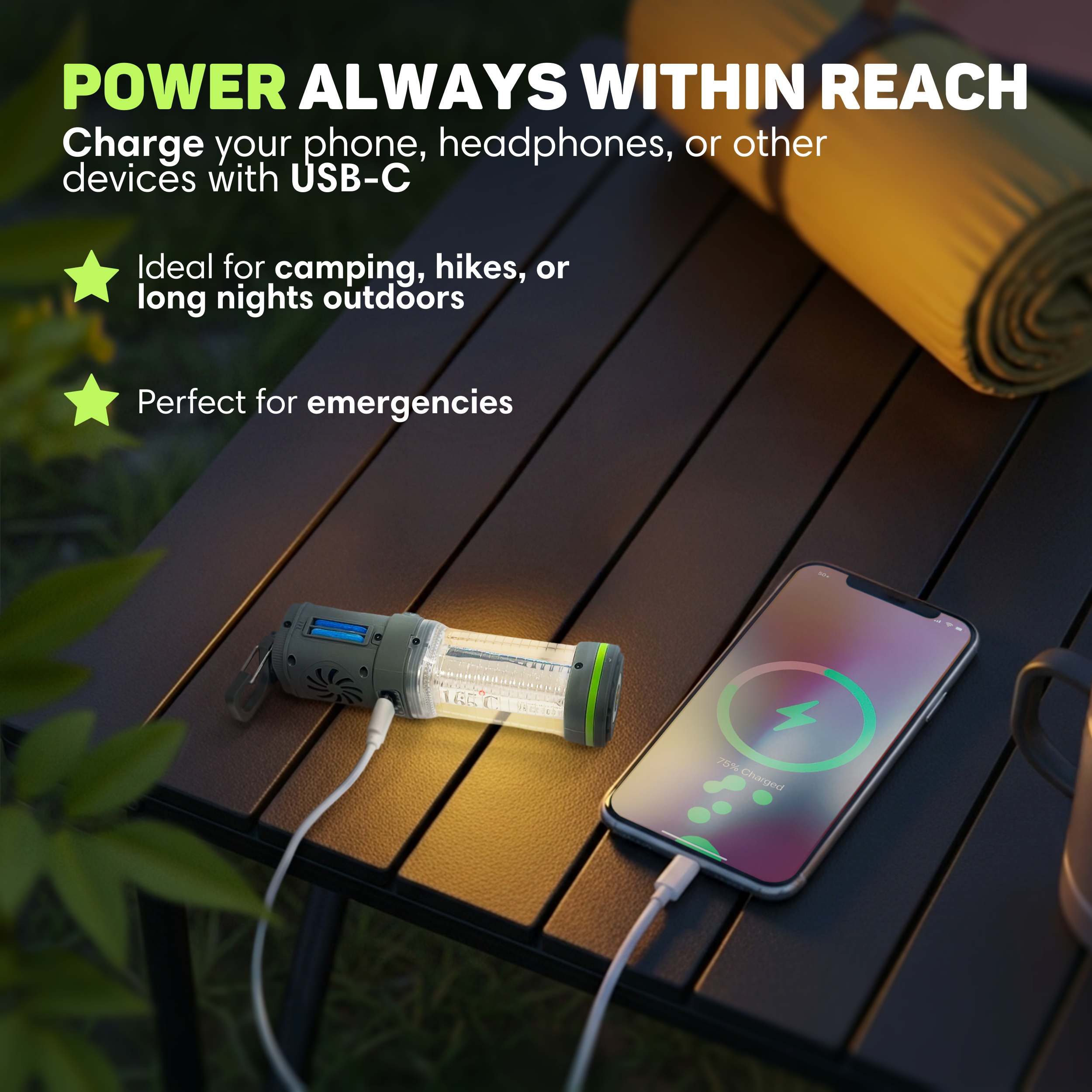 Ein Telefon, das auf einem Tisch mit einem USB-C-Ladegerät geladen wird. Daneben befindet sich eine Powerbank. Text: Immer in Reichweite.