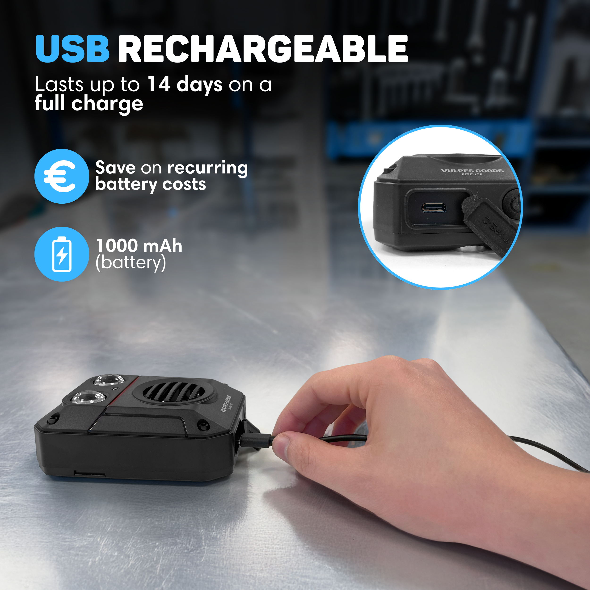 Eine Hand steckt ein USB-Kabel in ein schwarzes Gerät. Text: USB wiederaufladbar, hält bis zu 14 Tage.
