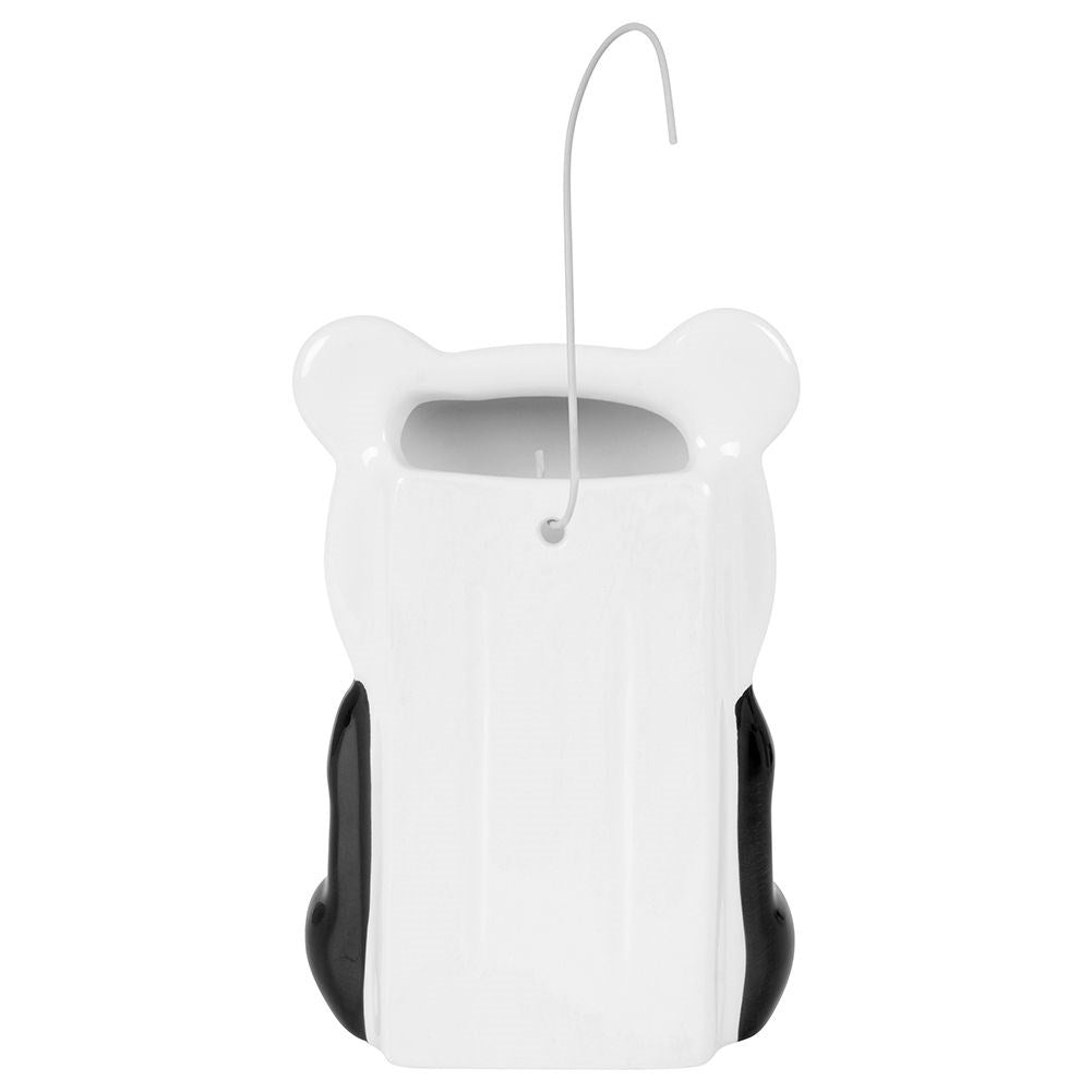 Una maceta de cerámica con forma de panda y un colgador de metal. Tiene un cuerpo blanco con detalles negros y una parte superior hueca.