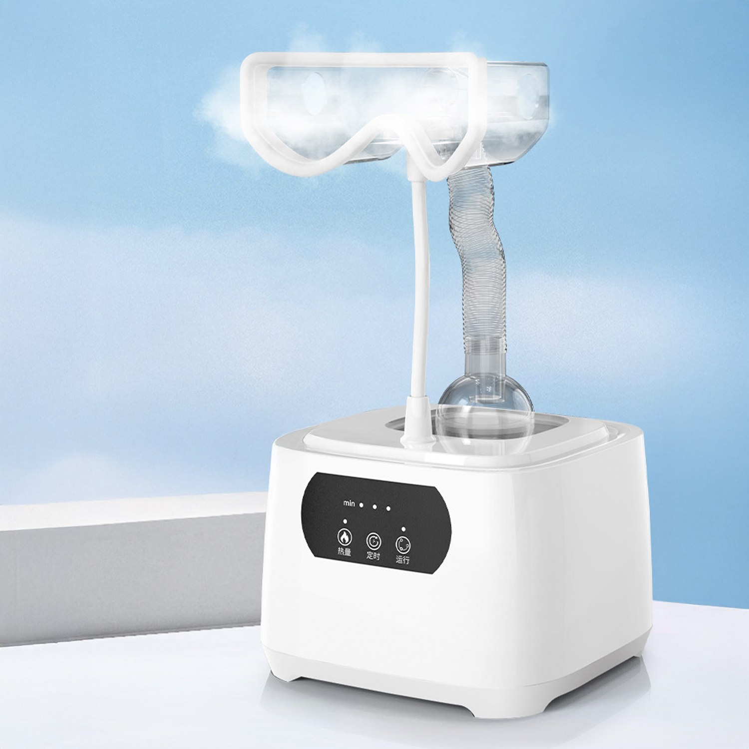 Umidificatore bianco con parte superiore curva e vapore. Ha un tubo flessibile e una base con pulsanti. Sfondo cielo blu.