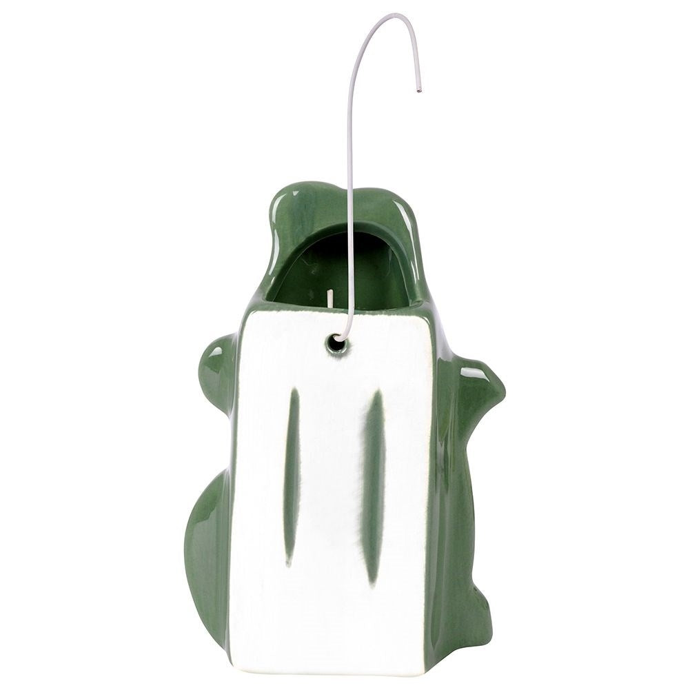 Una maceta de cerámica verde con frente blanco y dos rayas verticales. Tiene un gancho de metal curvo para colgar.