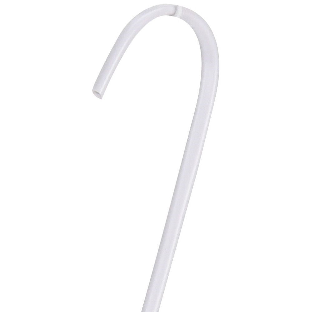 Una percha de metal blanco y curvada sobre un fondo blanco.