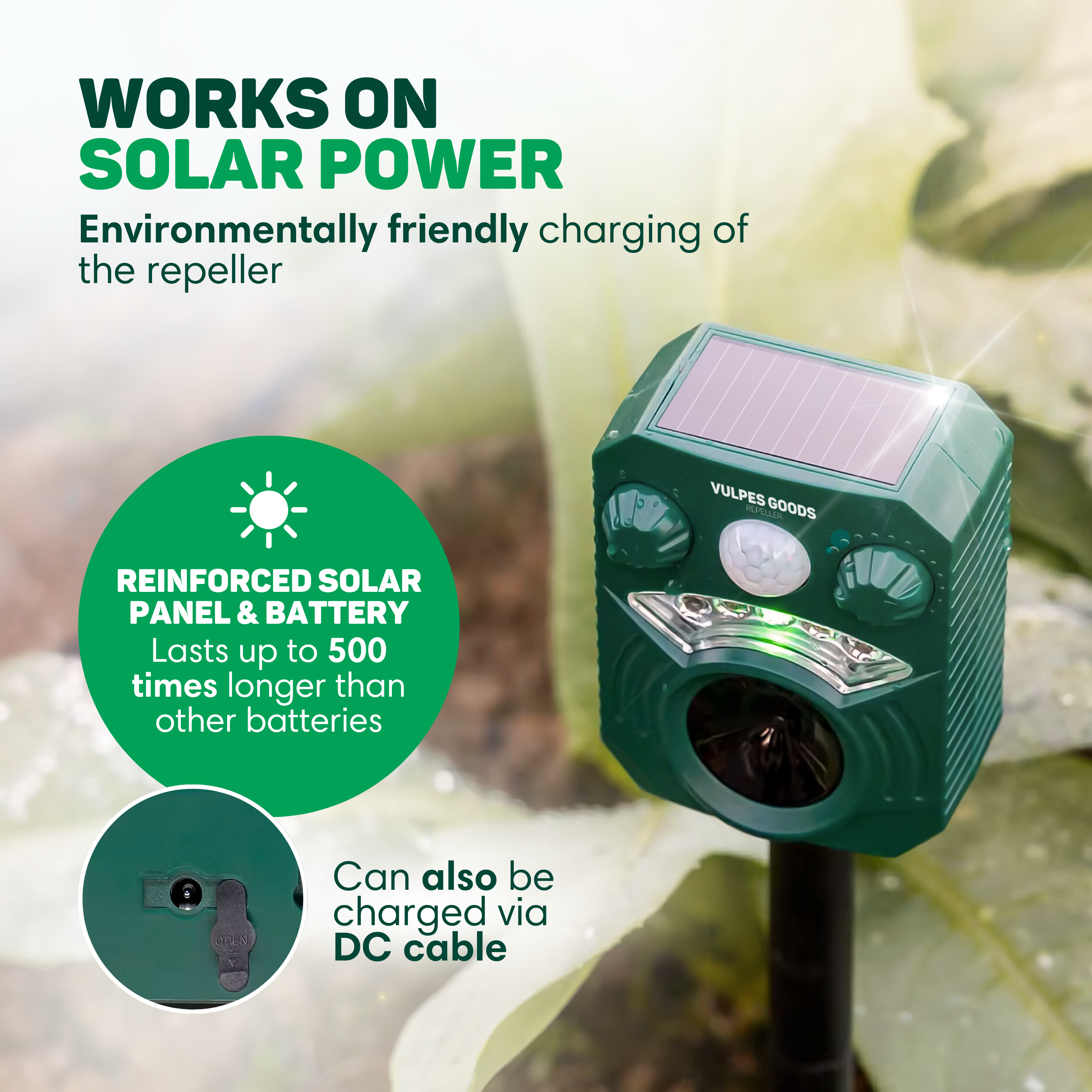 Ein grüner, solarbetriebener Schädlingsbekämpfer mit Text, auf einem schwarzen Pfosten, in einer Gartenumgebung.