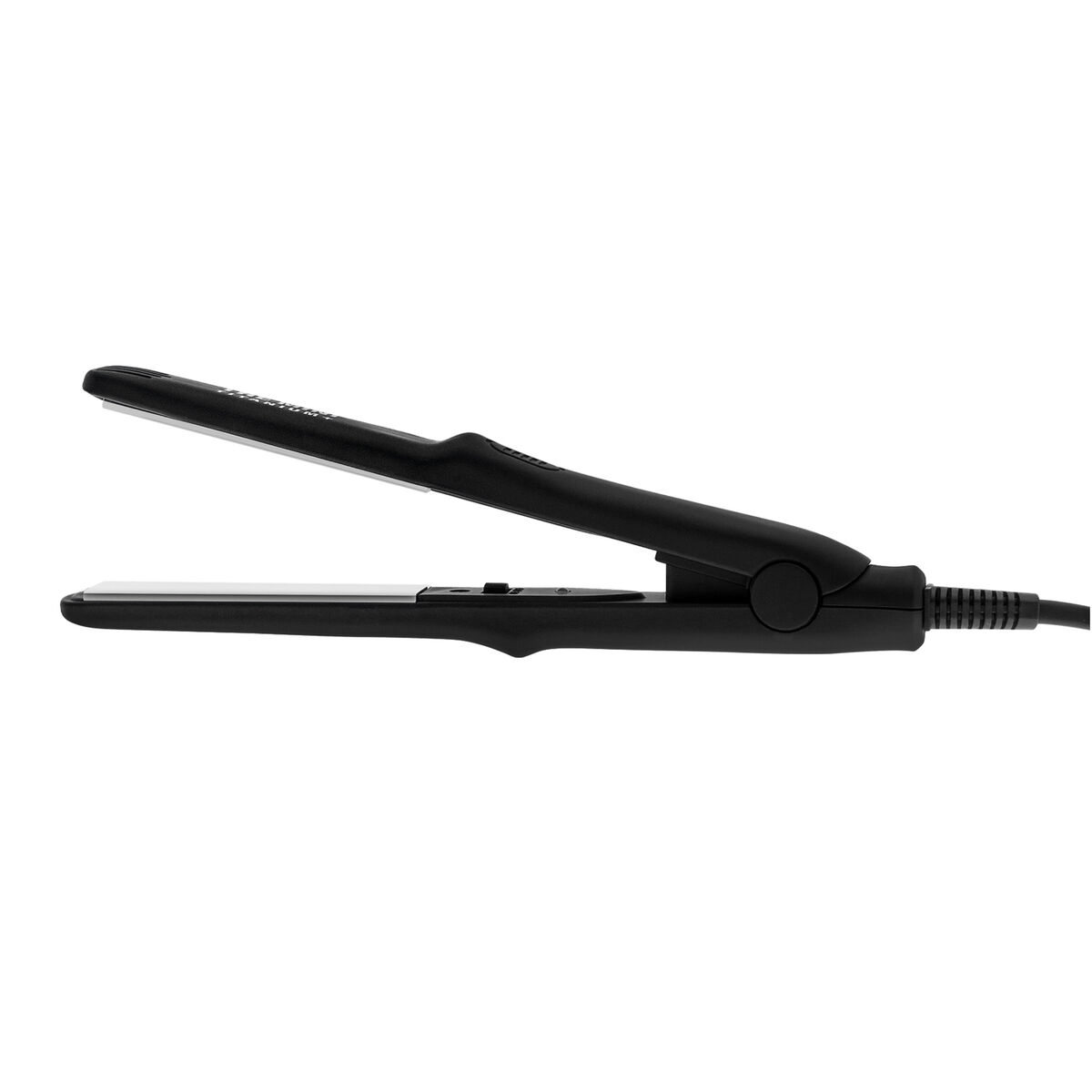 Una plancha de pelo negra está abierta, mostrando las placas metálicas. Está sobre un fondo blanco. El cable está a la derecha.