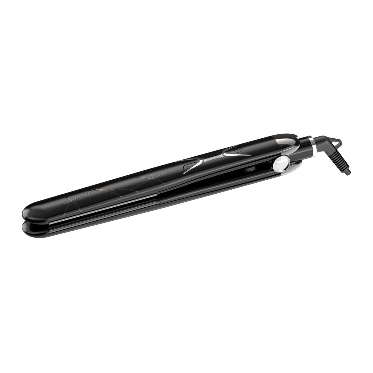 Una plancha de pelo negra sobre superficie blanca. Tiene parte superior estampada, detalles plateados y cable negro.