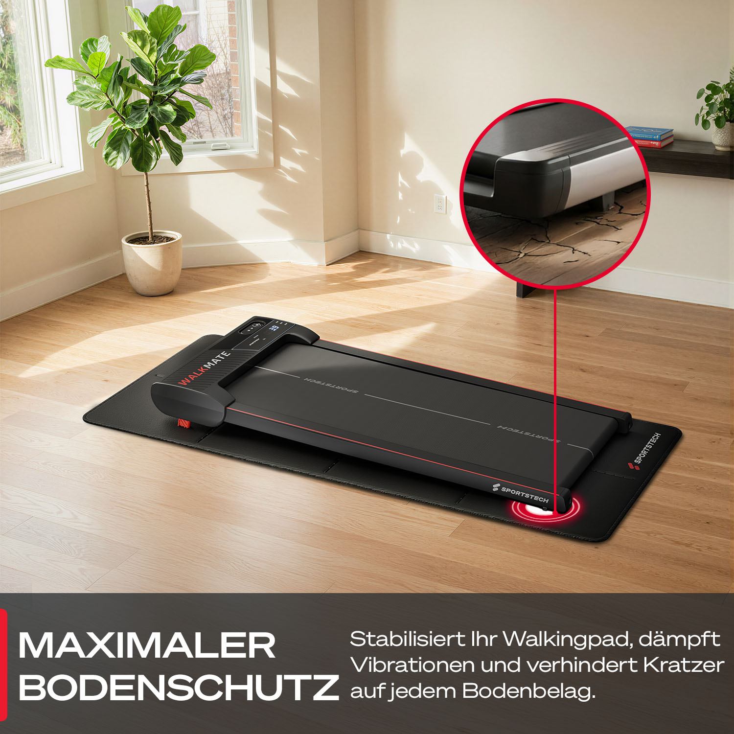 Laufband auf einer schwarzen Matte in einem Raum mit Holzböden. Eine Pflanze und ein Fenster sind sichtbar. Text: Maximaler Bodenschutz.