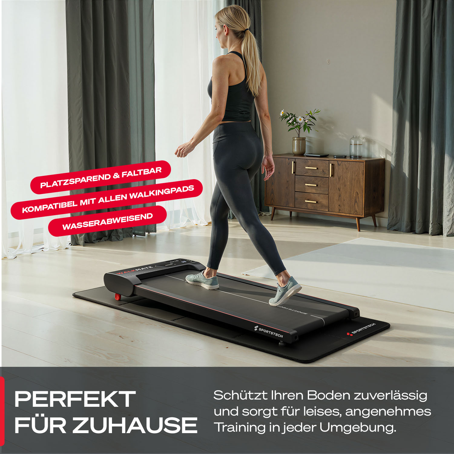 Eine Frau geht auf einem Laufband. Das Laufband steht auf einer schwarzen Matte. Der Hintergrund umfasst Vorhänge, einen Schrank und einen Holzboden.