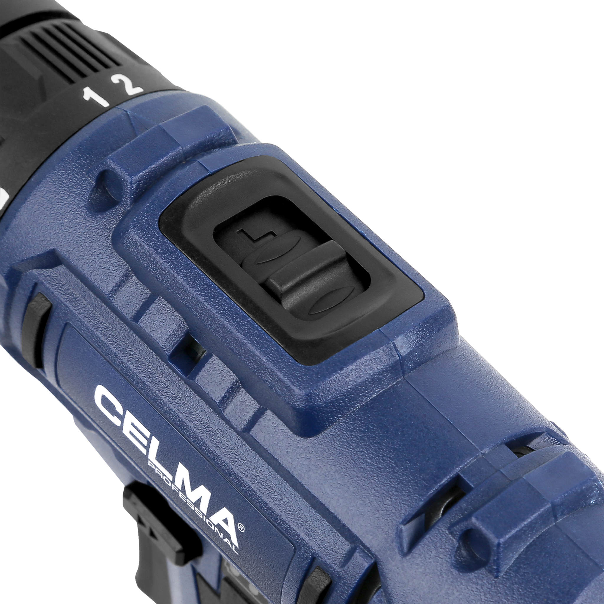 Zbliżenie niebiesko-czarnej wiertarki. Marka to Celma. Posiada włącznik i pokrętło regulacyjne.