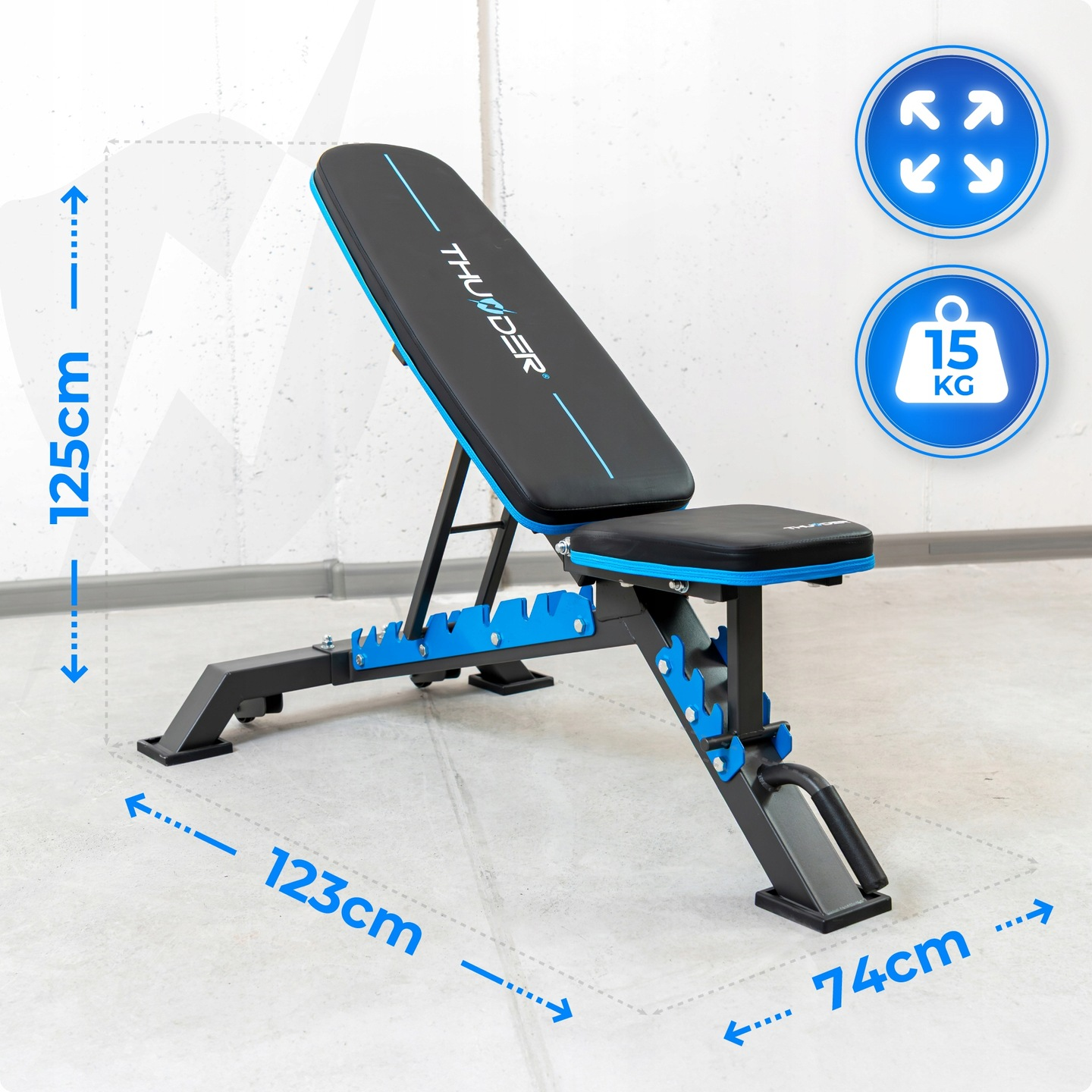 Regulowana ławka do ćwiczeń z czarnym siedziskiem i niebieskimi akcentami. Wymiary: 125 cm wysokości, 123 cm długości i 74 cm szerokości.