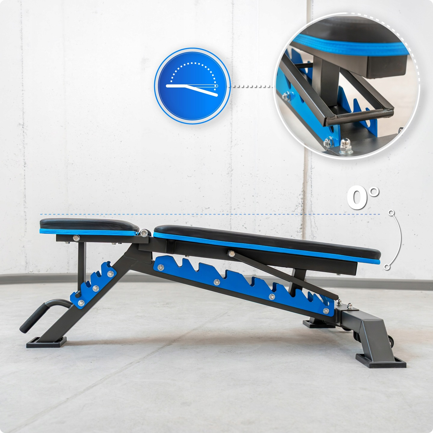 Regulowana ławka do ćwiczeń z czarno-niebieskimi akcentami. Zbliżenie pokazuje regulację kąta. Tarcza pokazuje ławkę na 0 stopniach.