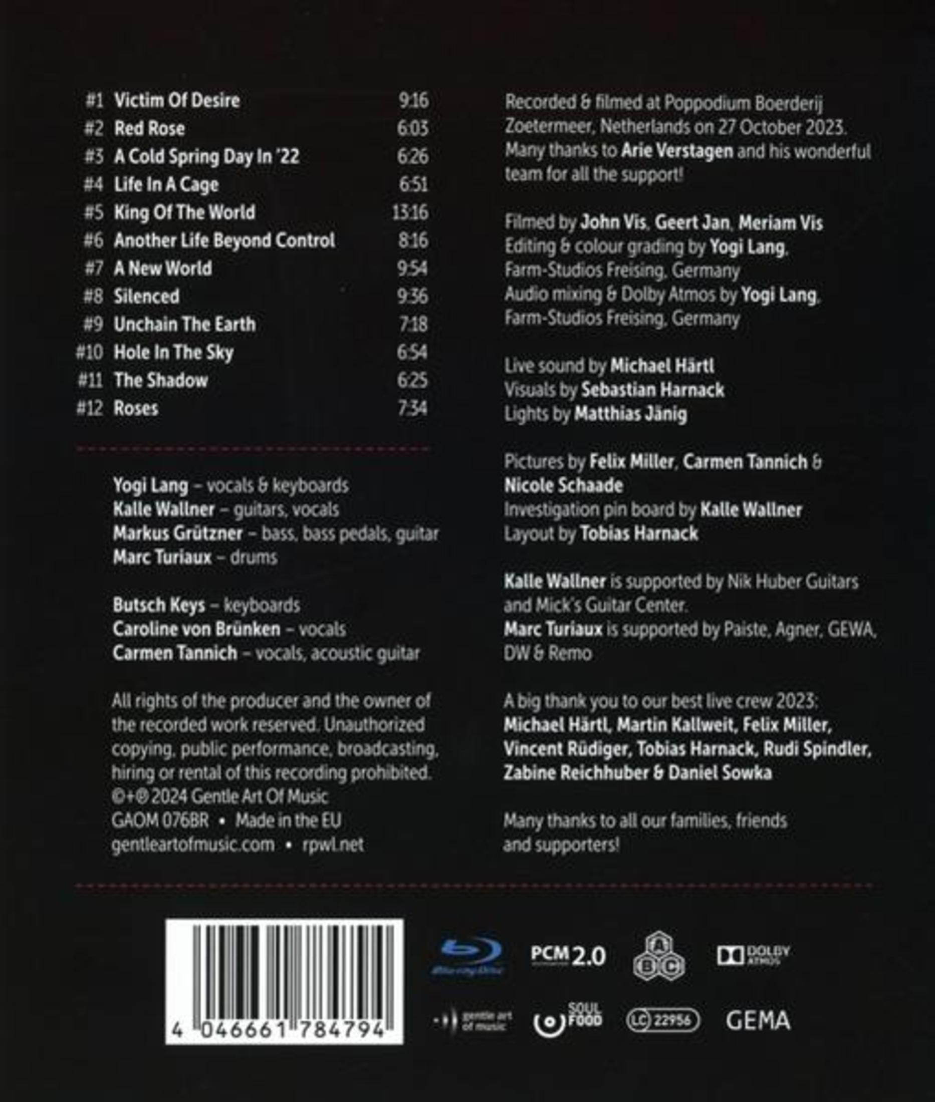 Testo su sfondo nero, con titoli di canzoni, crediti e informazioni sul copyright. Loghi Blu-ray e Dolby visibili.